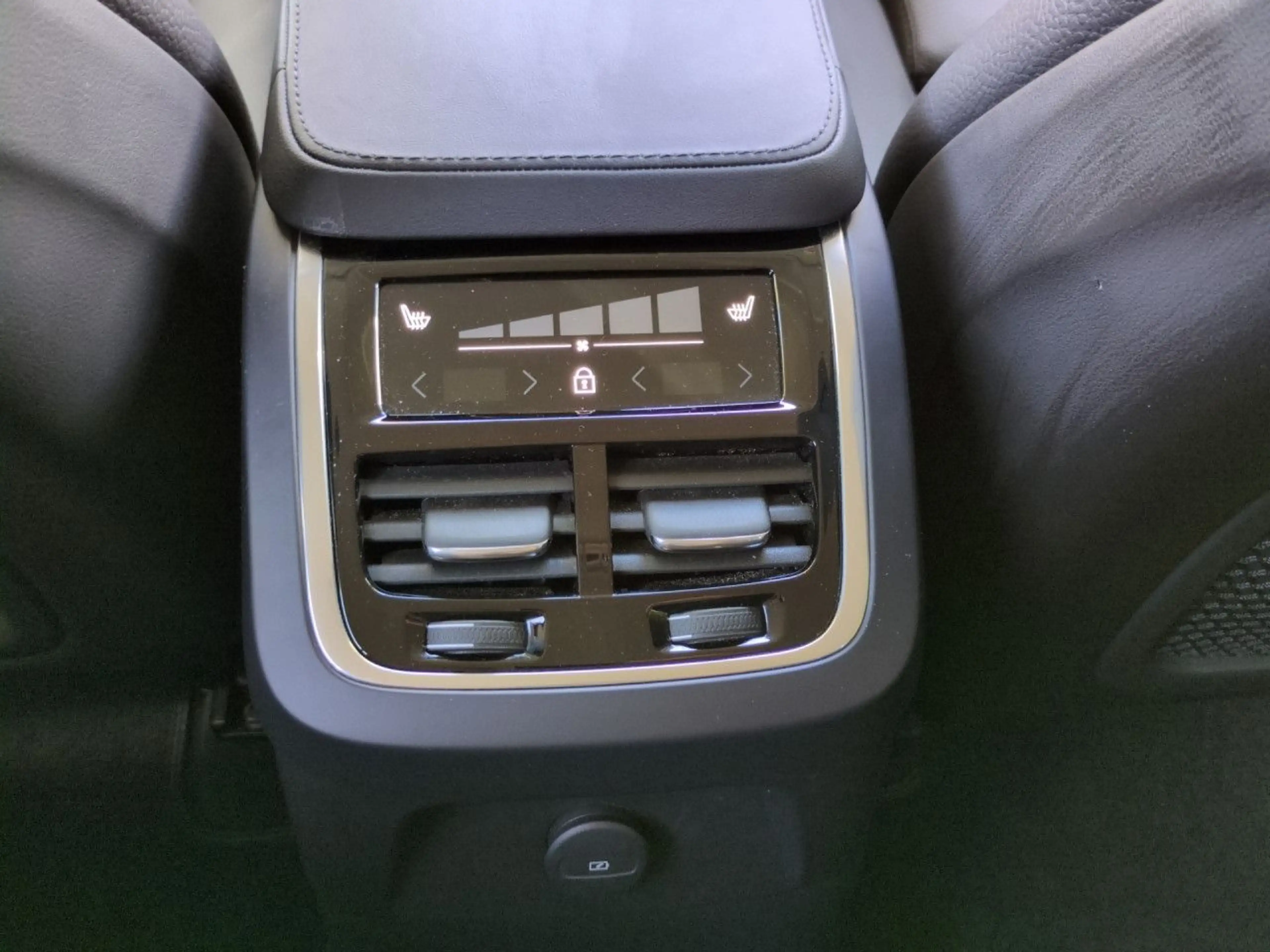 Volvo XC90 XC 90 Plus Dark Recharge Plug-In Hybrid AWD LED — photo 25