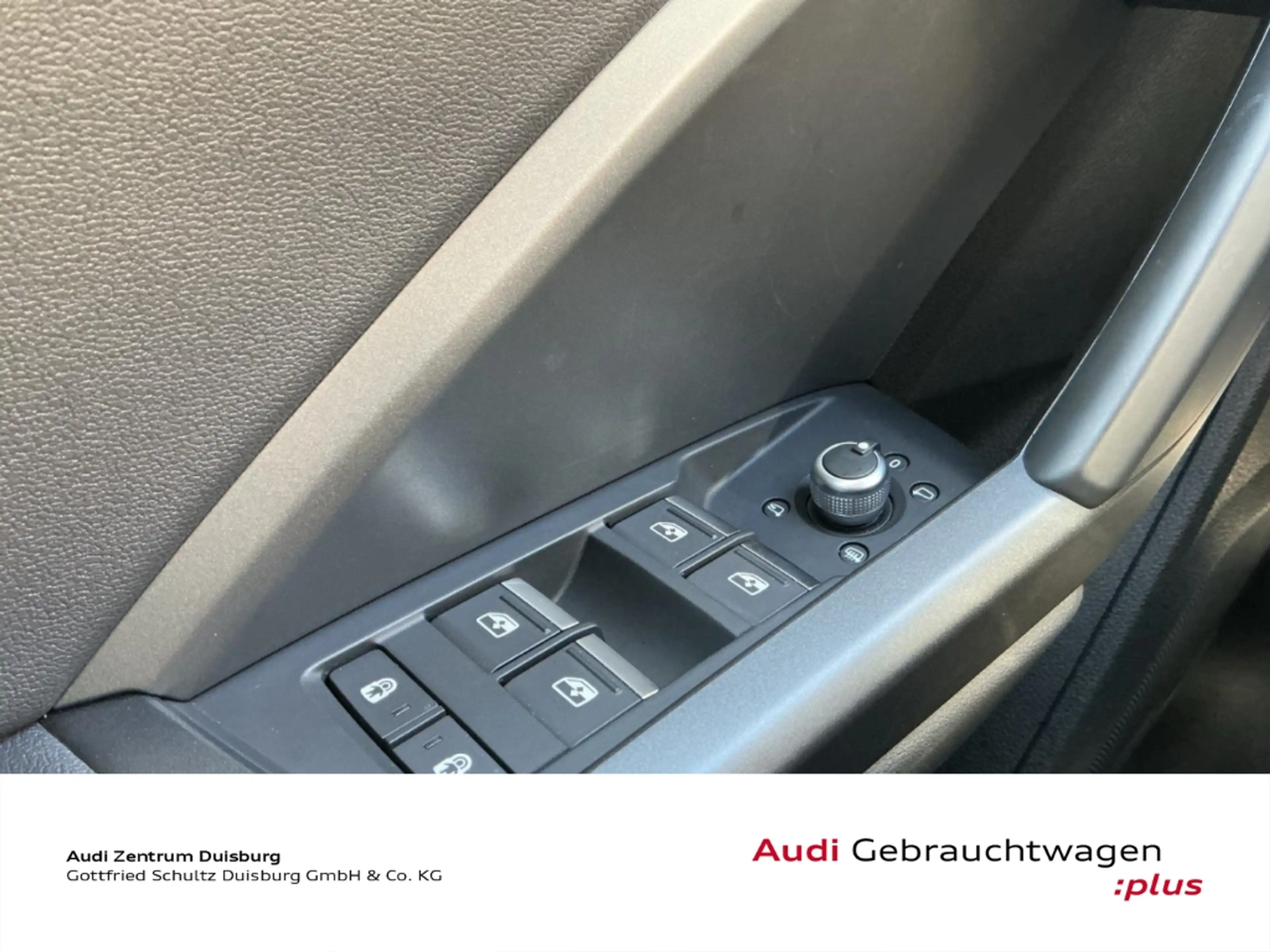 Audi Q3 40 TFSI quattro S line — photo 12