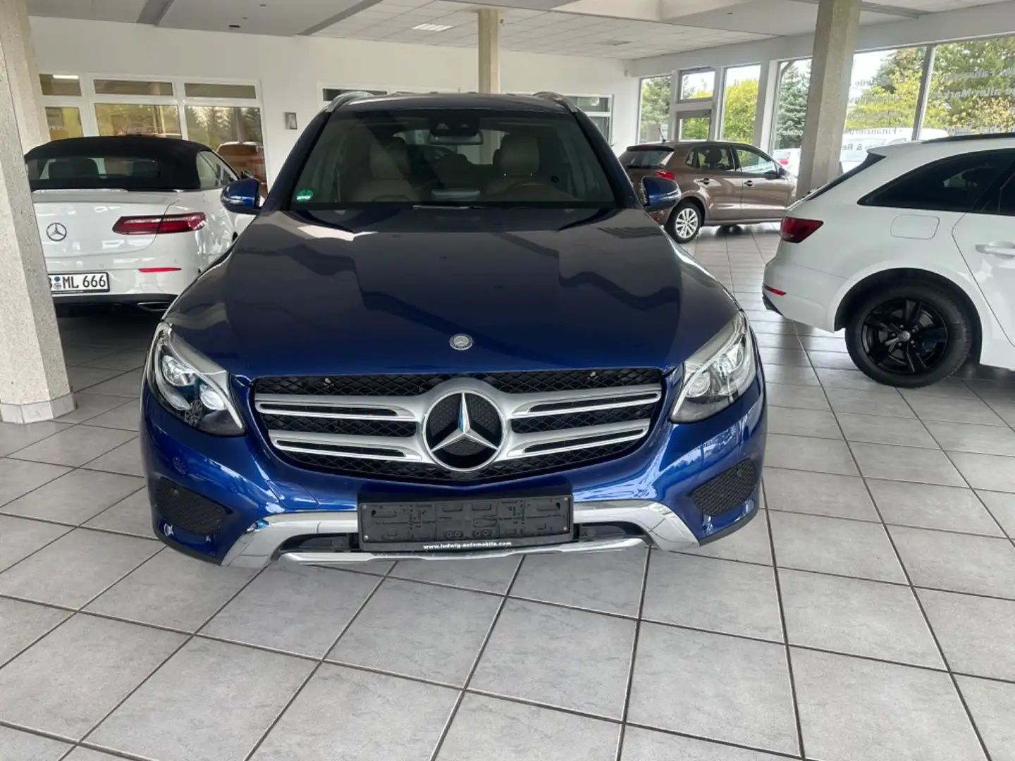 Mercedes-Benz GLC 250 d 4Matic Leder Navi LED Winterräder Modrá - 2