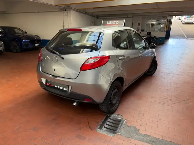 Mazda Mazda2 view 3