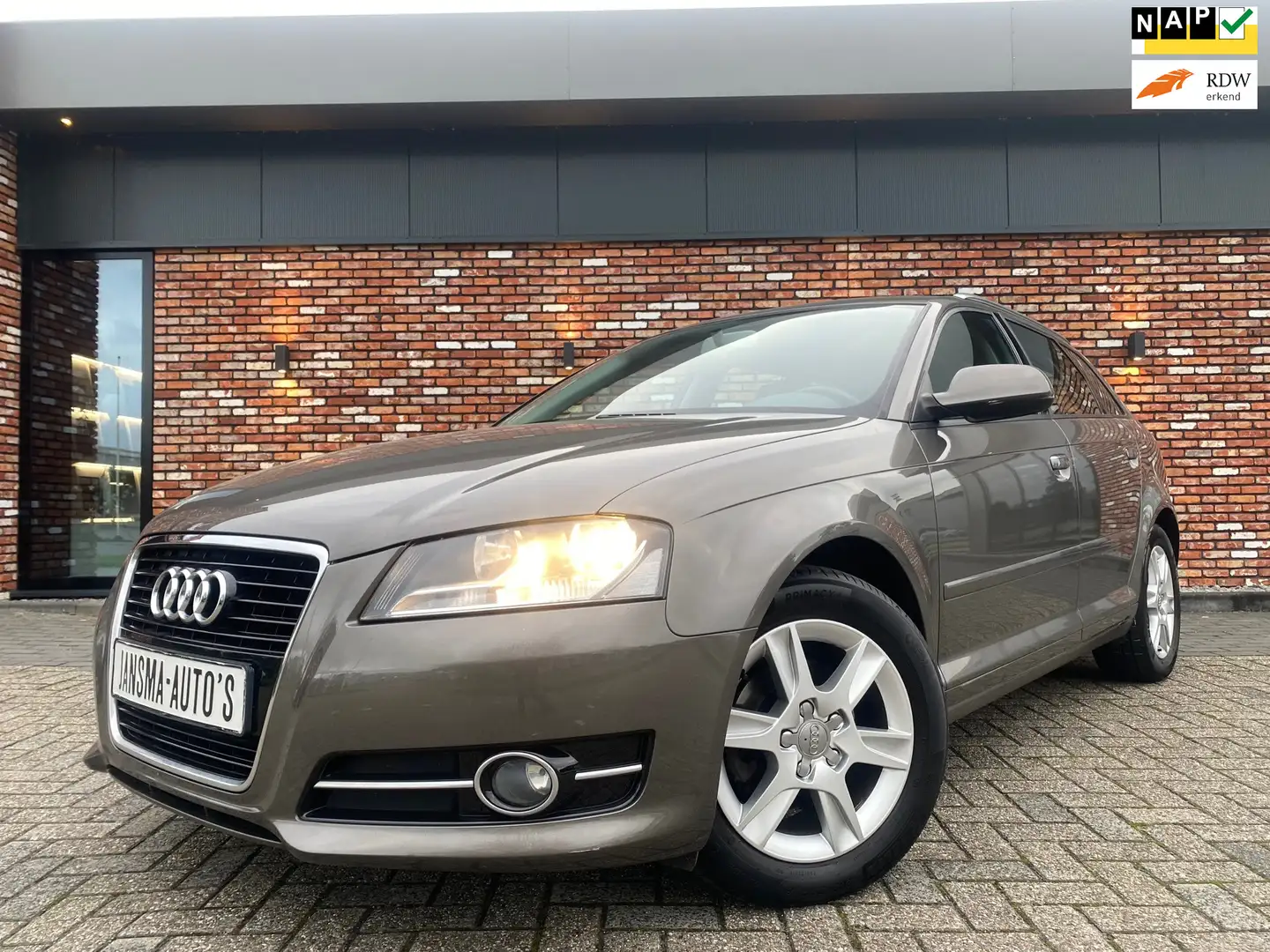 Audi A3 Sportback 1.2 TFSI Ambiente Cruise Stoelverw Clima Bruin - 1
