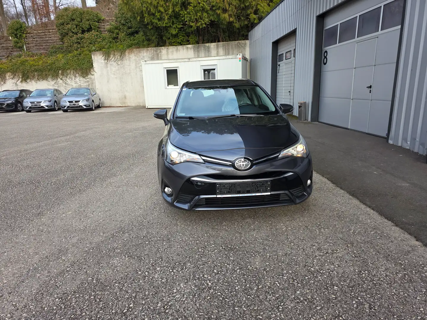 Toyota Avensis 1,6 D-4D Touring sport Grau - 2