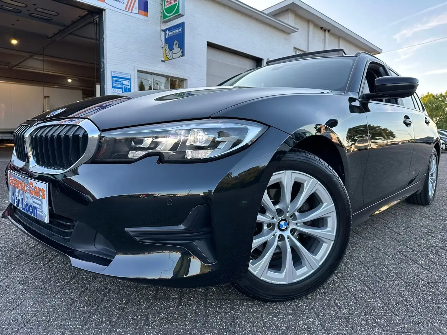 BMW 318 318i Touring Aut Luxury, Pano, Carplay, Verw stuur Zwart - 1