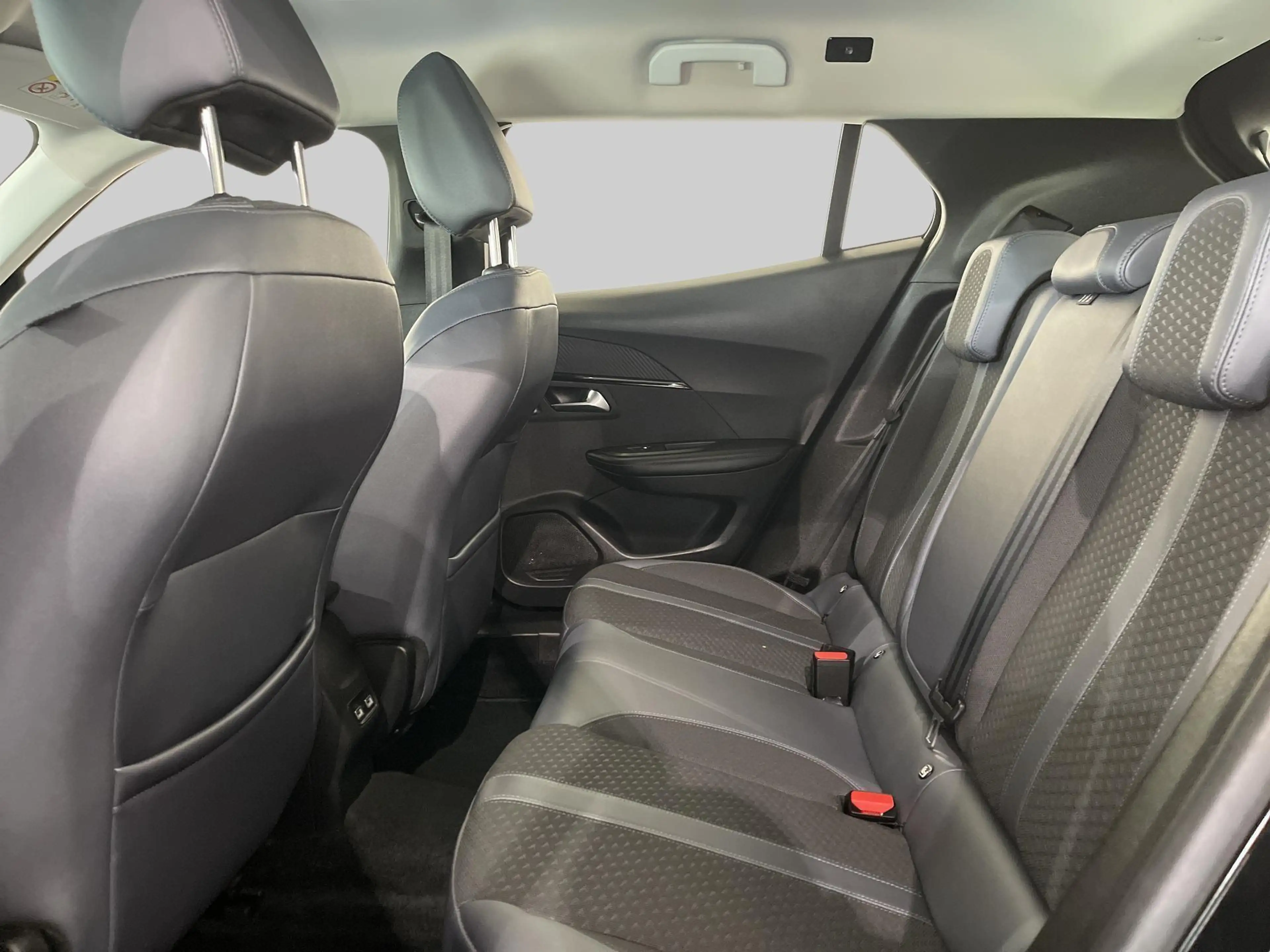 Peugeot 2008 1.2 PureTech Allure — photo 6