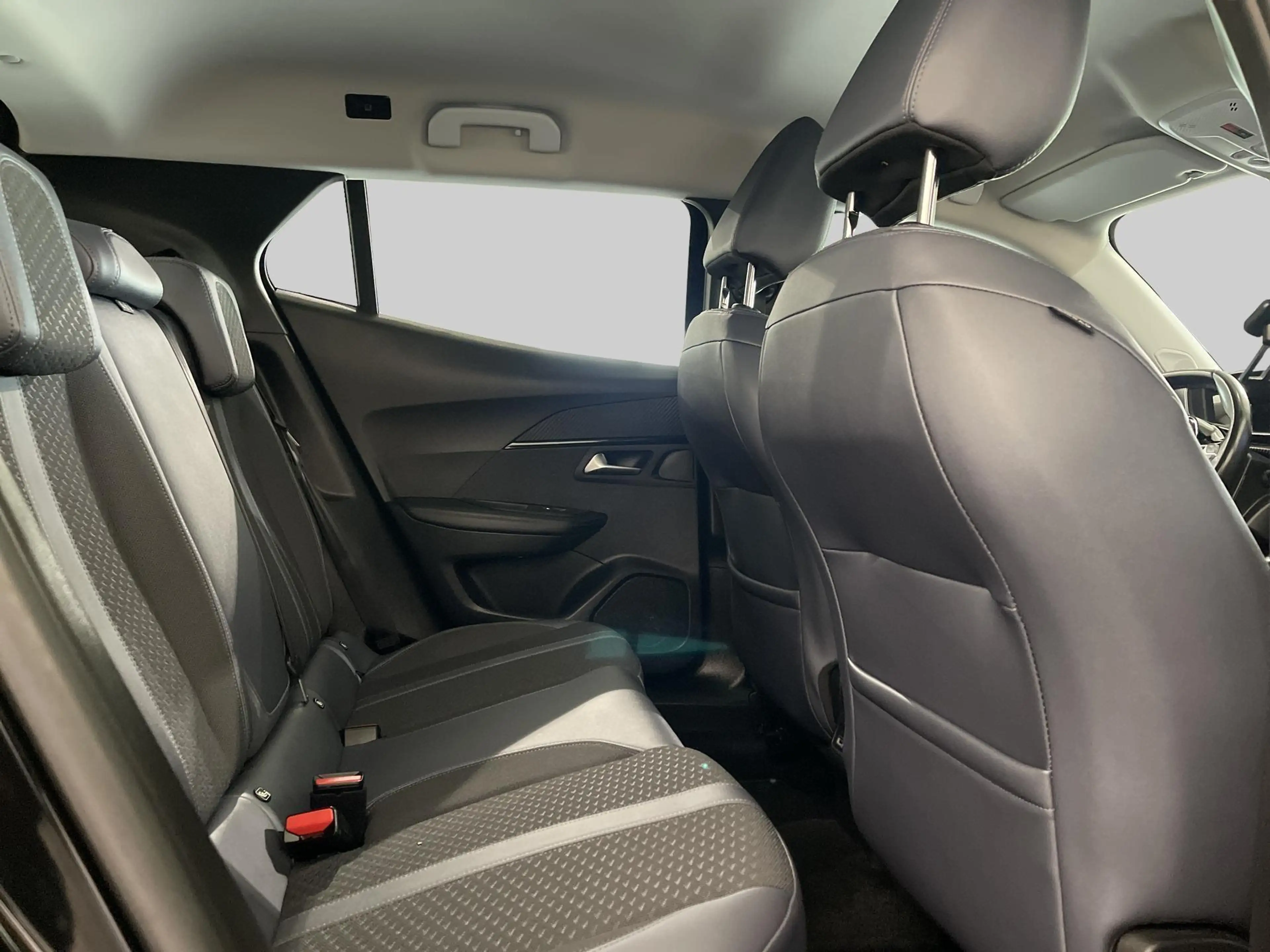 Peugeot 2008 1.2 PureTech Allure — photo 14