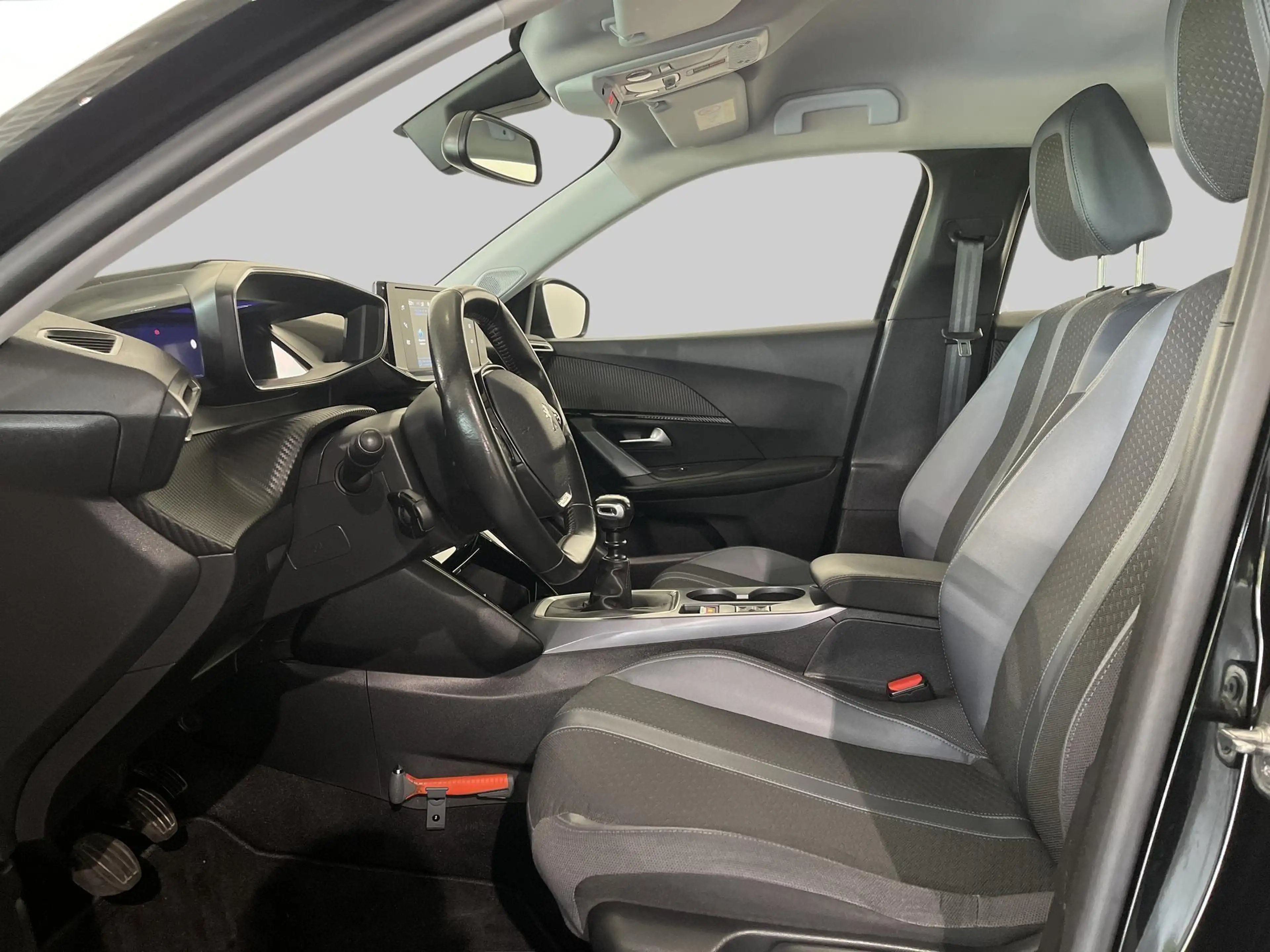 Peugeot 2008 1.2 PureTech Allure — photo 12