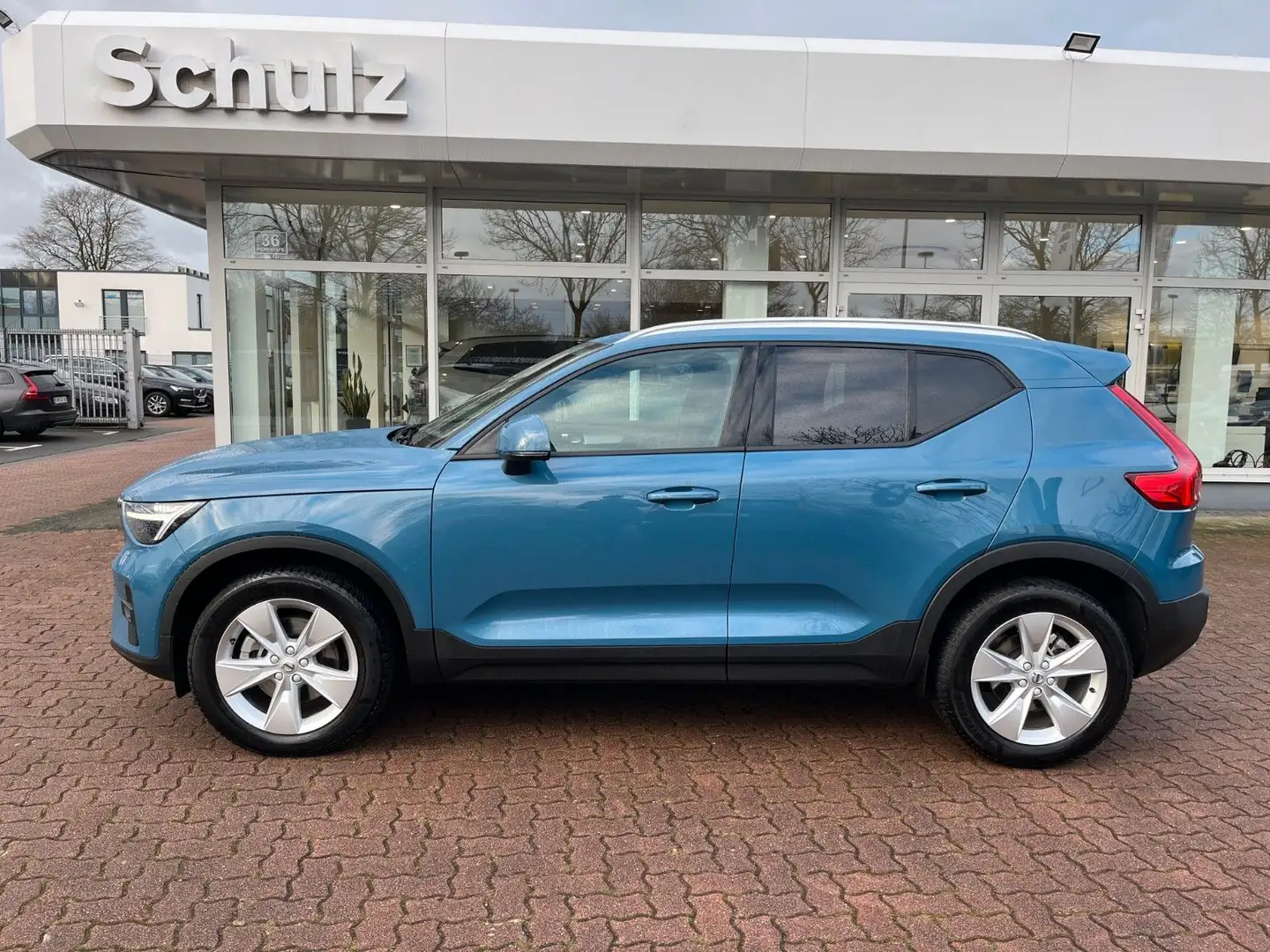 Volvo XC40 B3 Core DCT Blau - 1