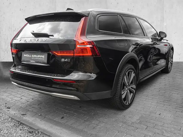 Volvo V60 Cross Country view 4