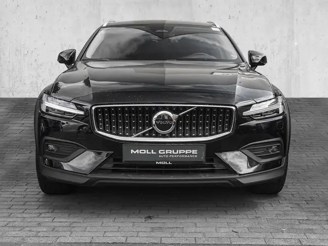 Volvo V60 Cross Country view 3