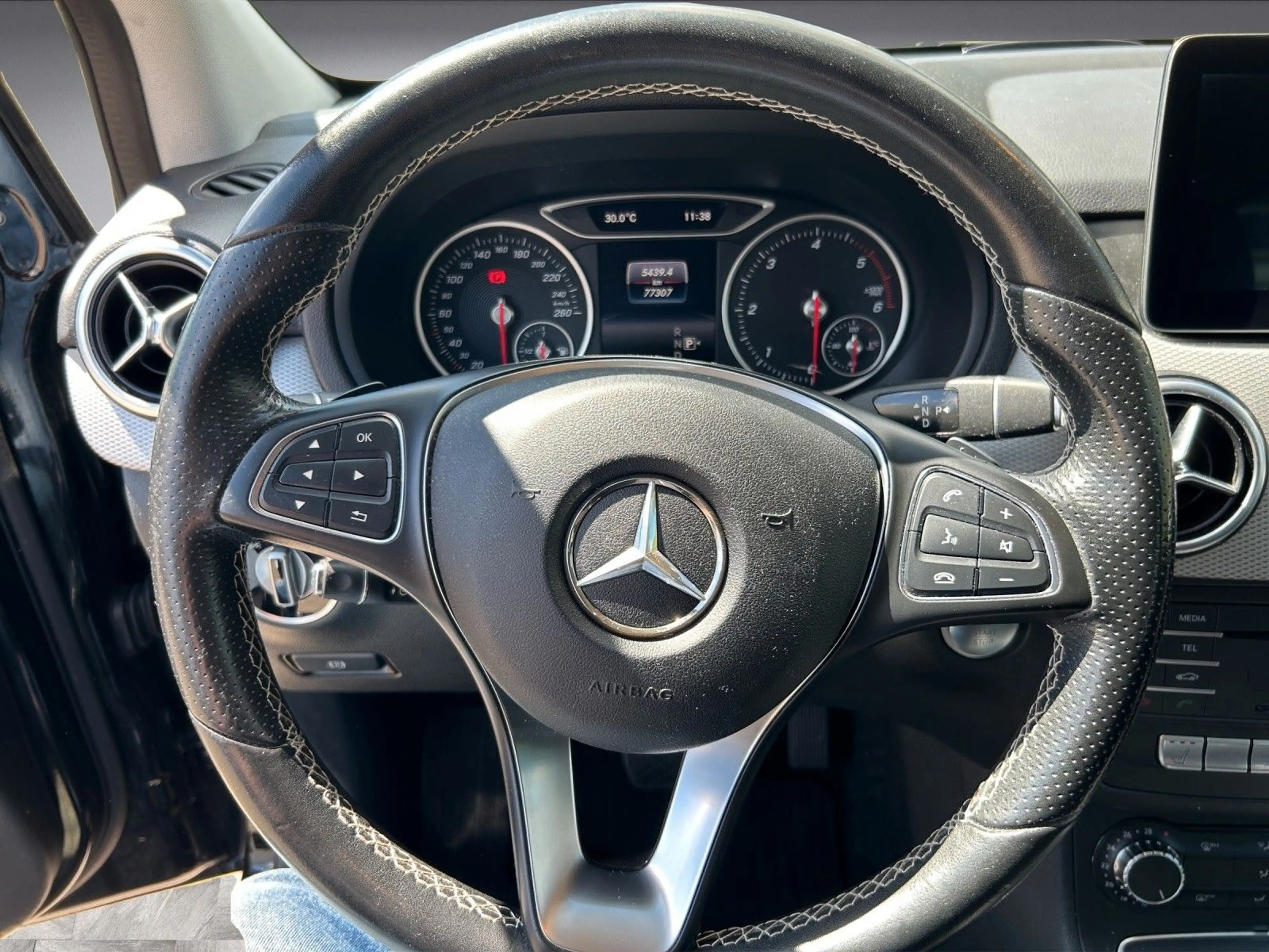 Mercedes-Benz B 200 d AUT KeyLess KlimaA LED Navi PDC ParkAss — photo 4