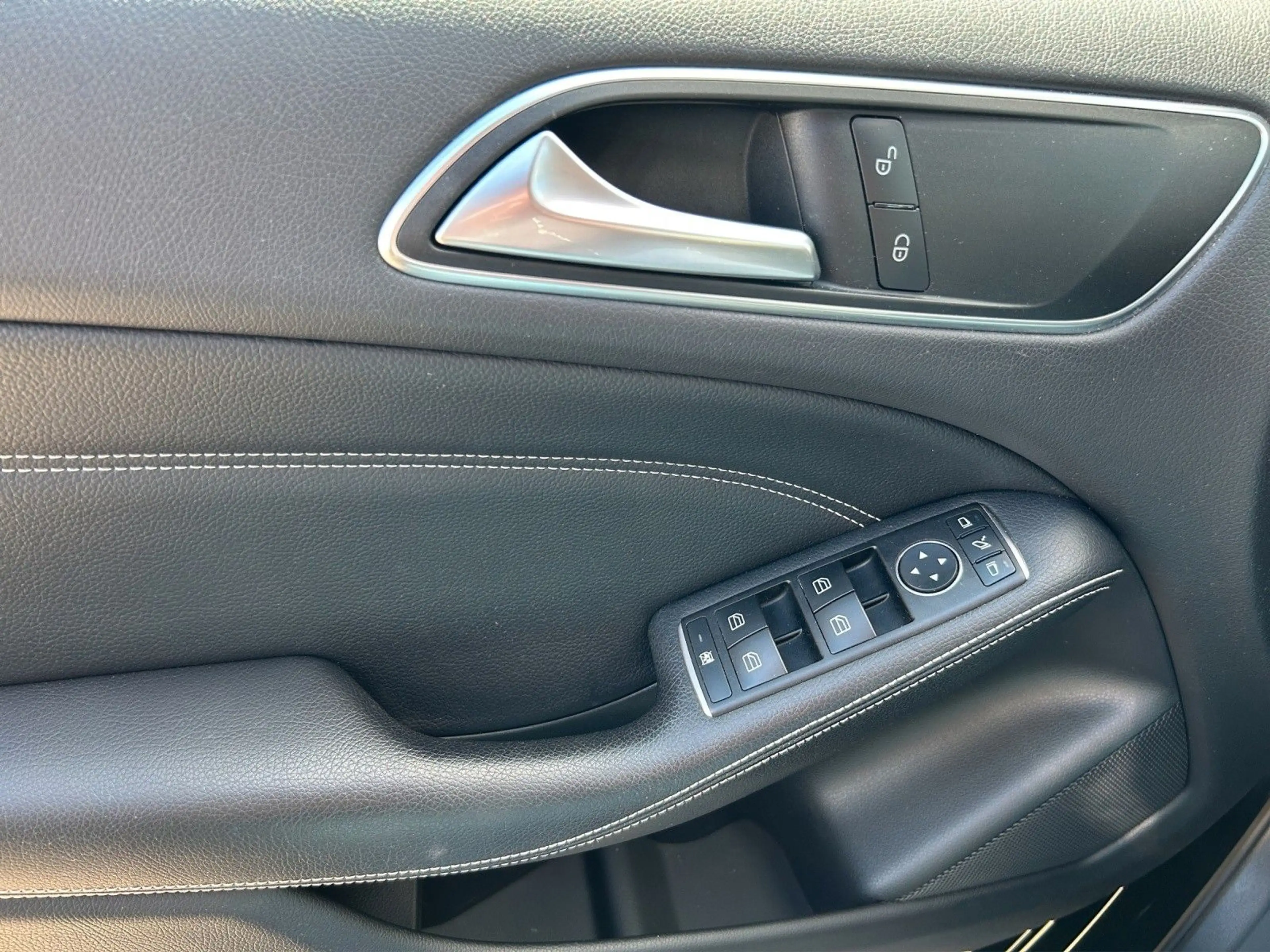Mercedes-Benz B 200 d AUT KeyLess KlimaA LED Navi PDC ParkAss — photo 6