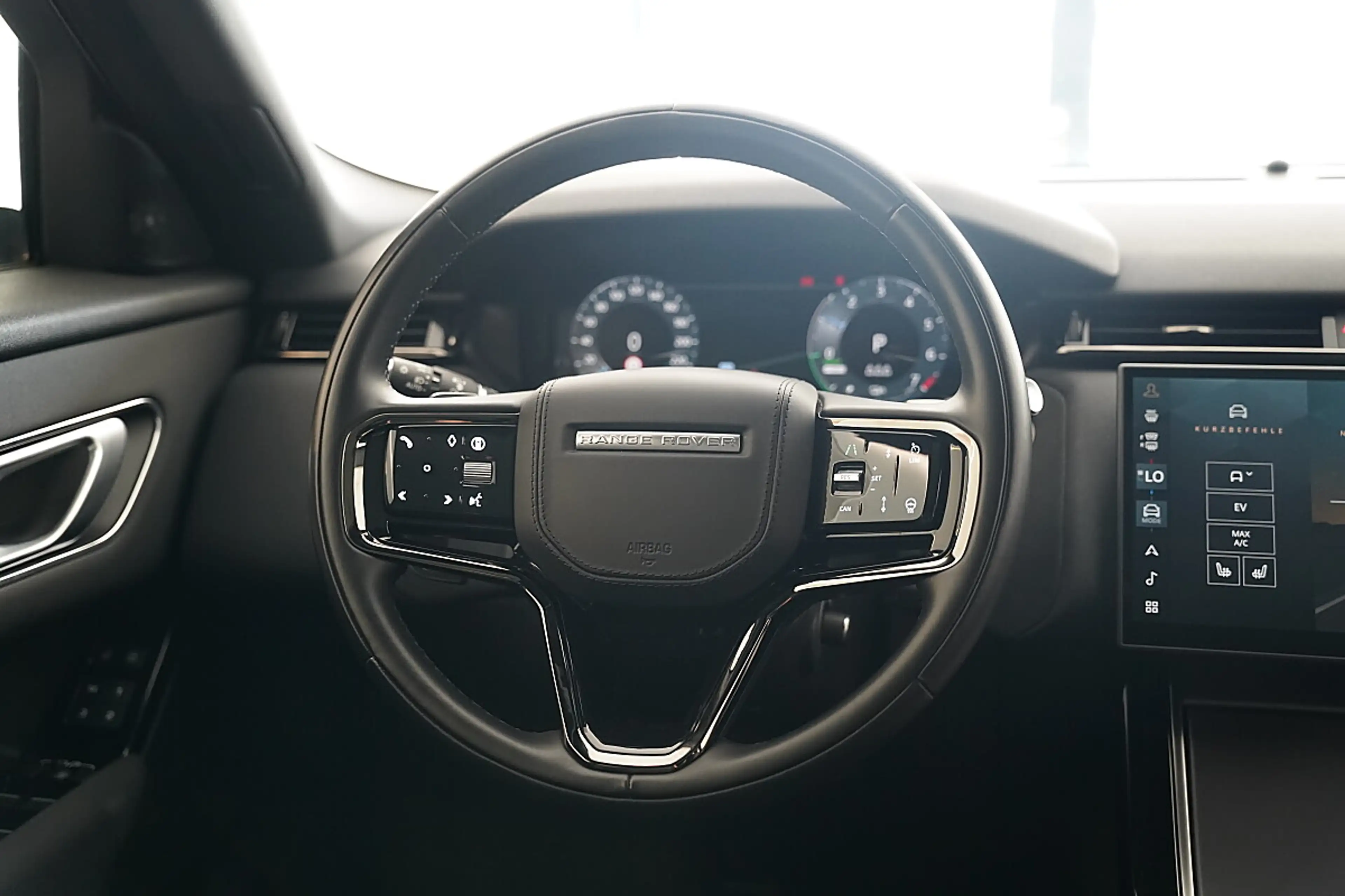 Land Rover Range Rover Velar Dynamic SE P400e — photo 9