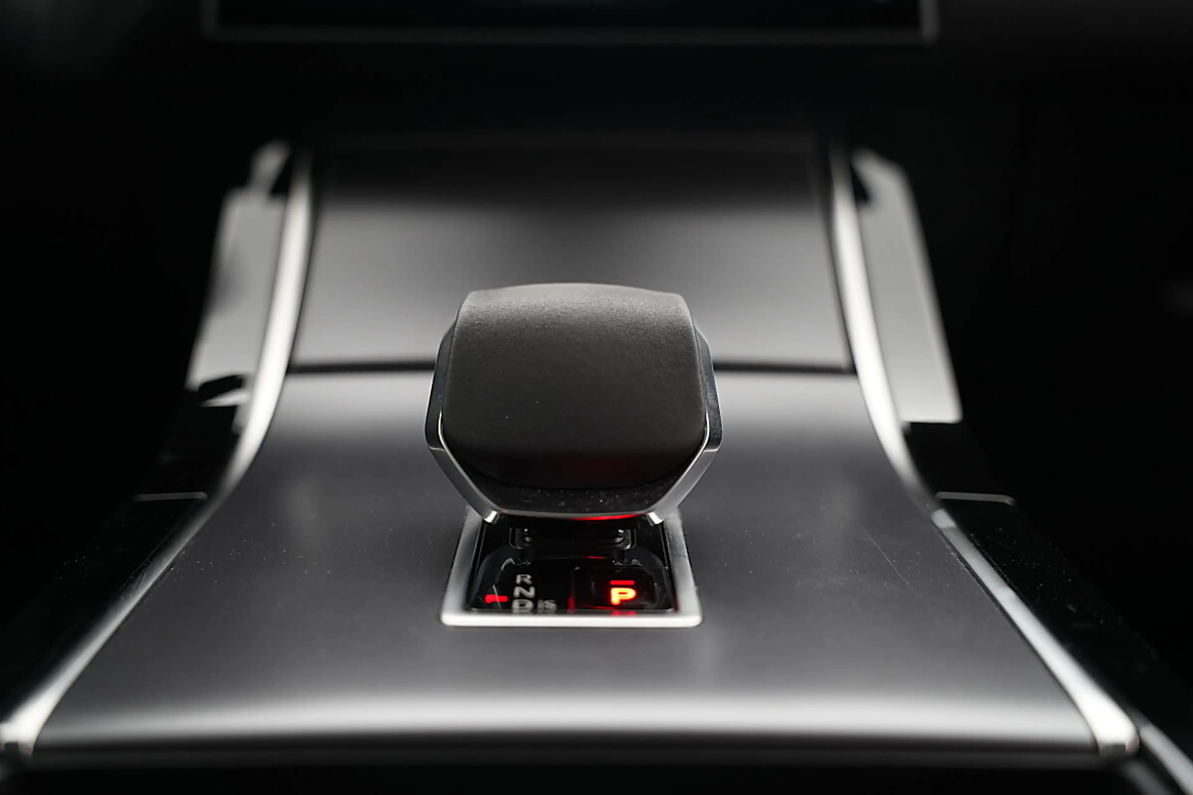 Land Rover Range Rover Velar Dynamic SE P400e — photo 8