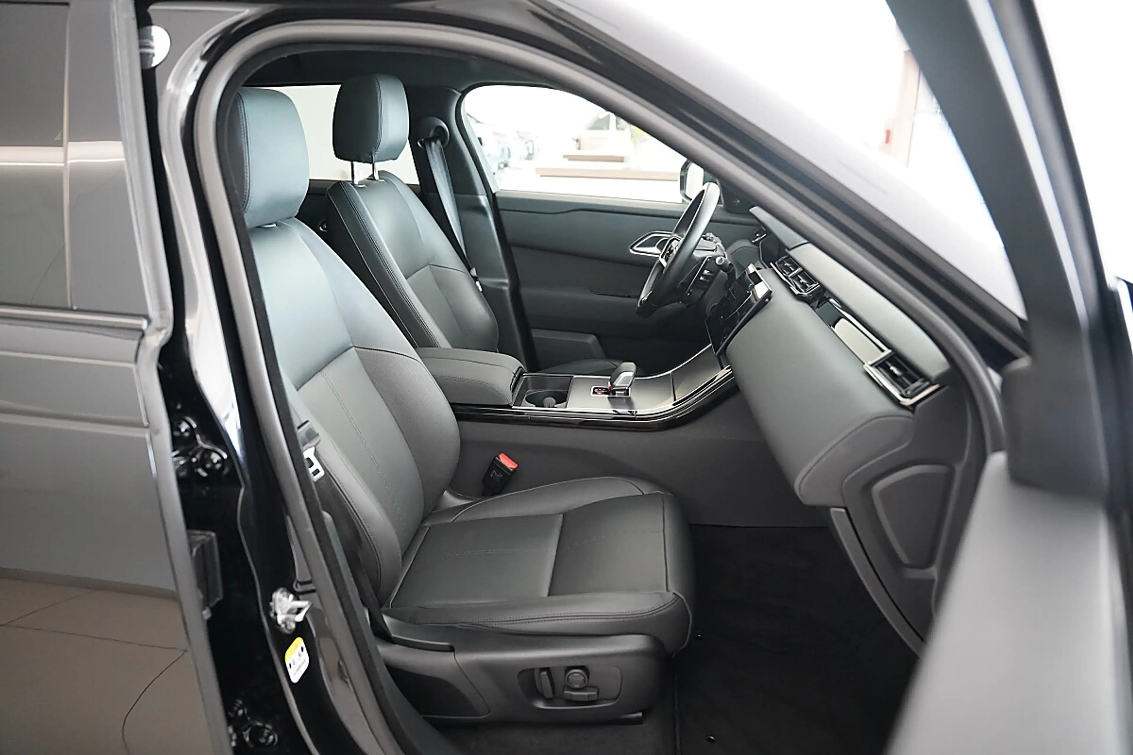 Land Rover Range Rover Velar Dynamic SE P400e — photo 3