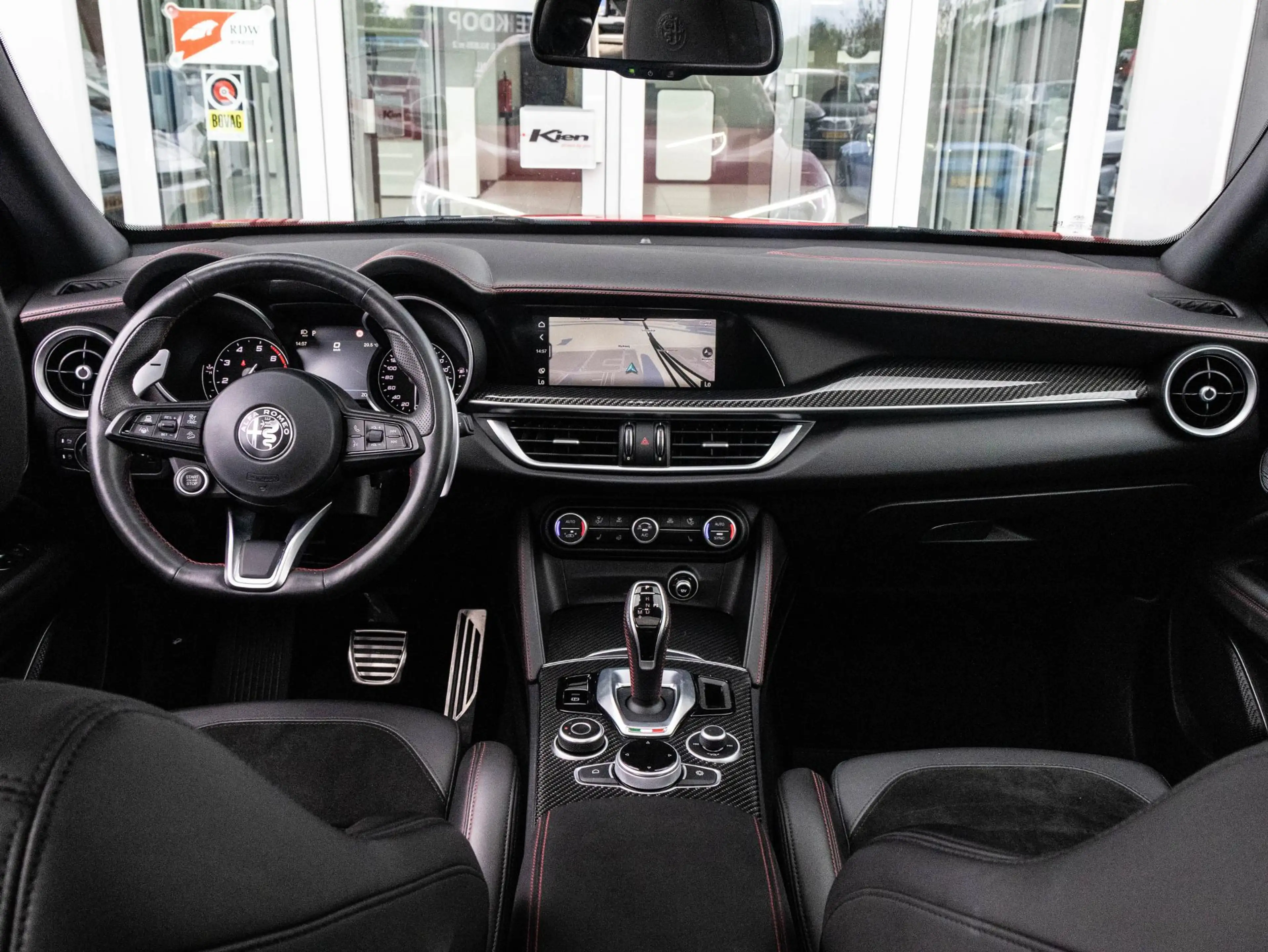 Alfa Romeo Stelvio 2.0 T AWD Estrema | Pano | Quadrifoglio Carbon int — photo 2