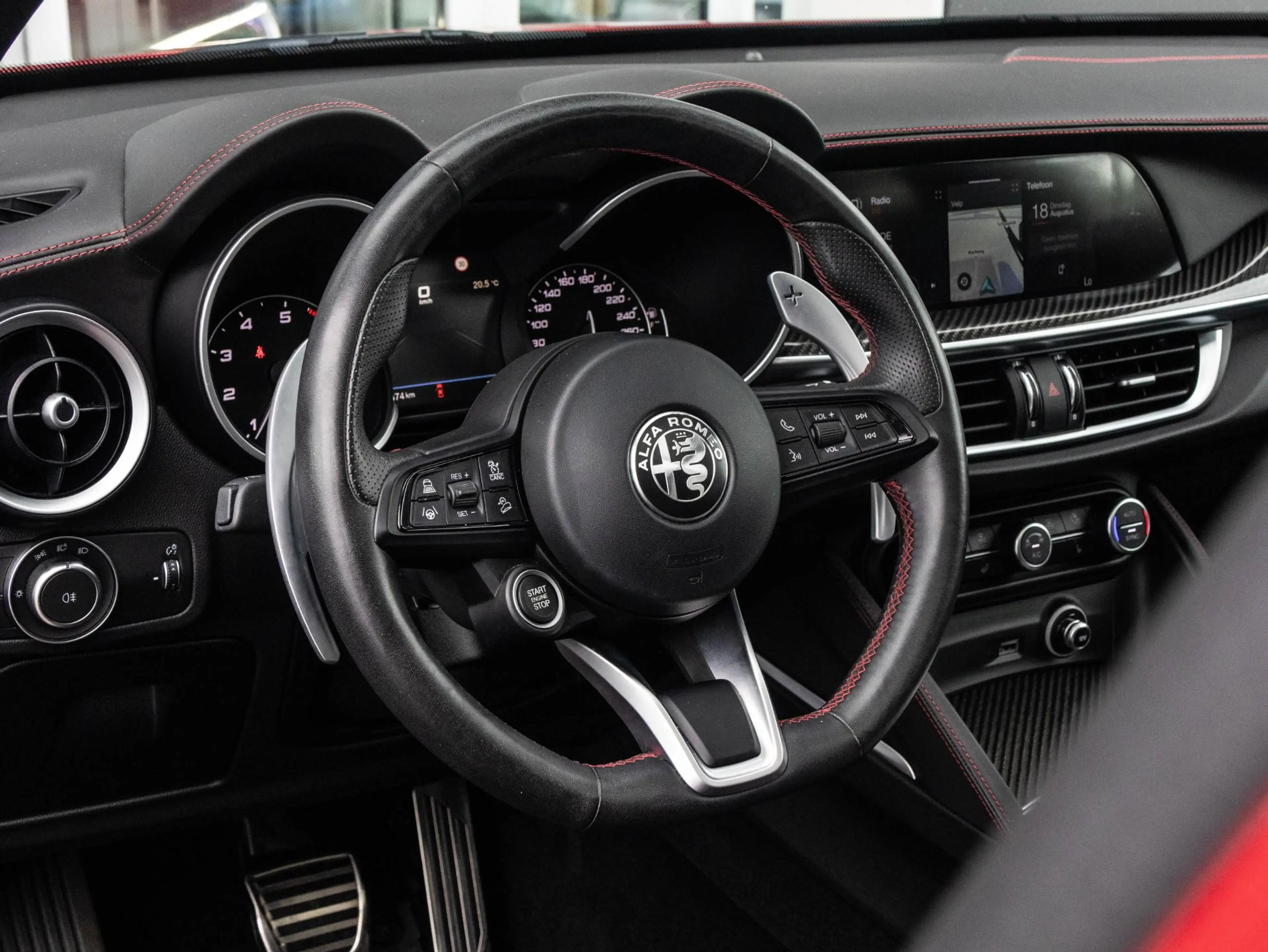 Alfa Romeo Stelvio 2.0 T AWD Estrema | Pano | Quadrifoglio Carbon int — photo 8
