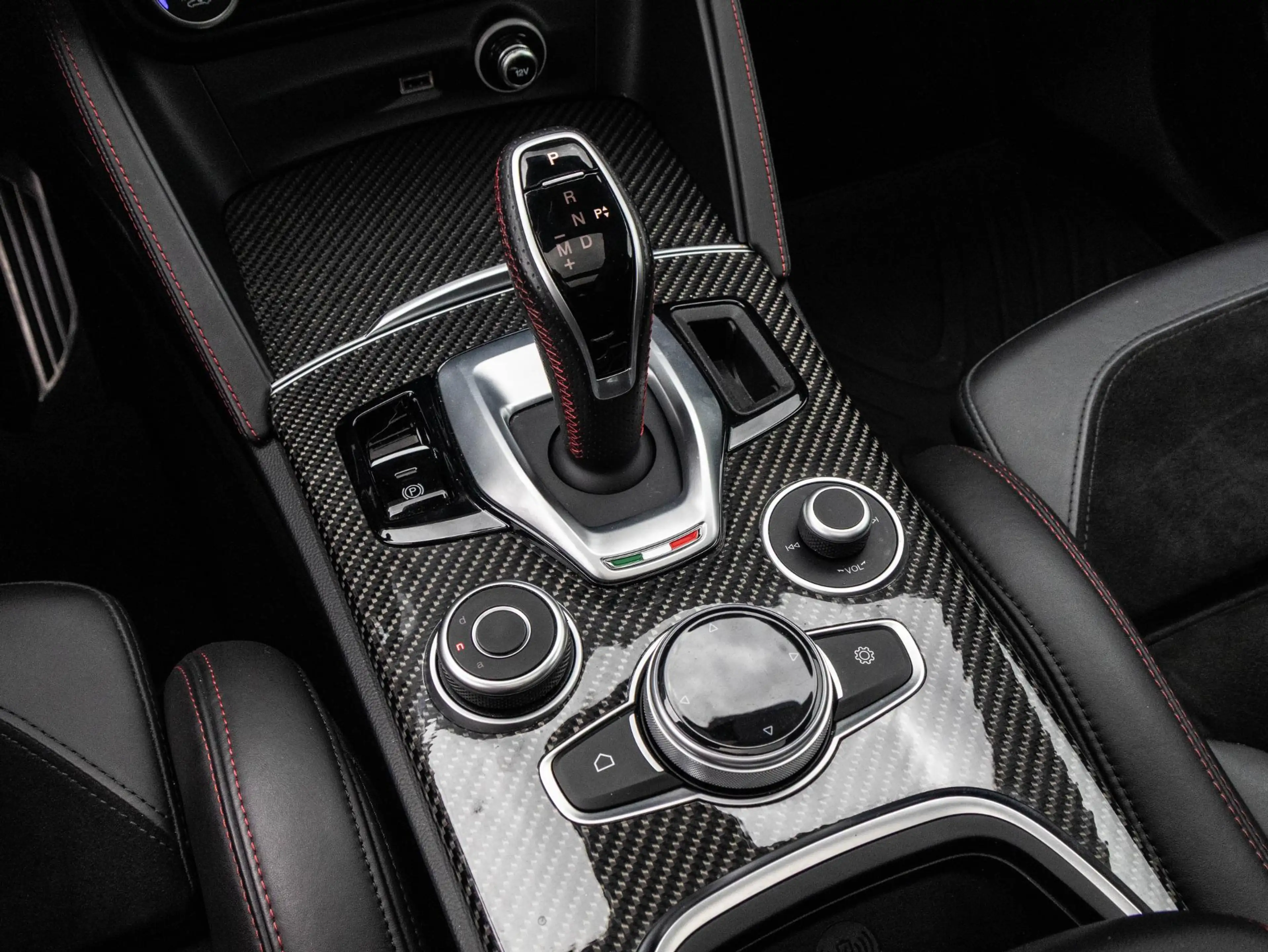 Alfa Romeo Stelvio 2.0 T AWD Estrema | Pano | Quadrifoglio Carbon int — photo 27