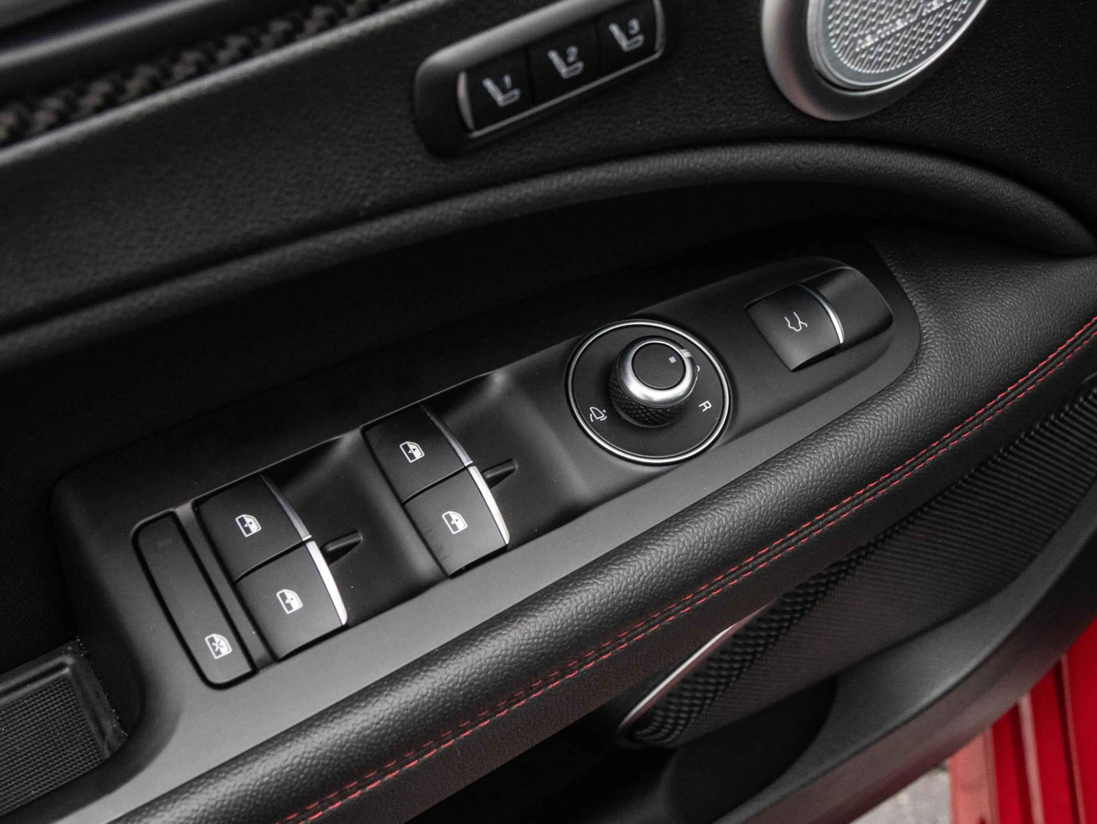 Alfa Romeo Stelvio 2.0 T AWD Estrema | Pano | Quadrifoglio Carbon int — photo 29