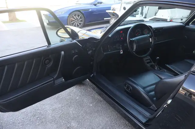 Porsche 911 view 7