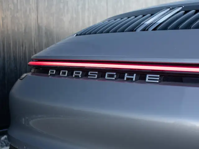 Porsche 911 view 7