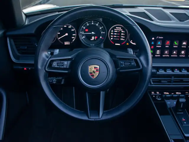 Porsche 911 view 8