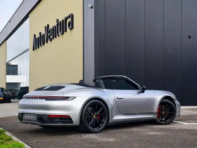 Porsche 911 view 6