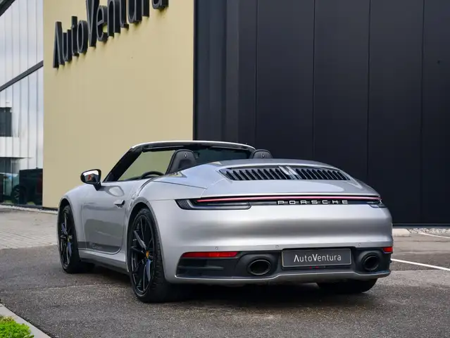 Porsche 911 view 4