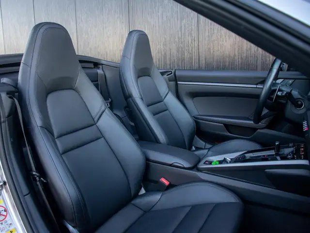 Porsche 911 view 9