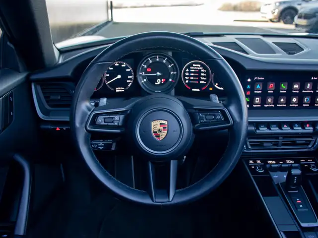 Porsche 911 view 11