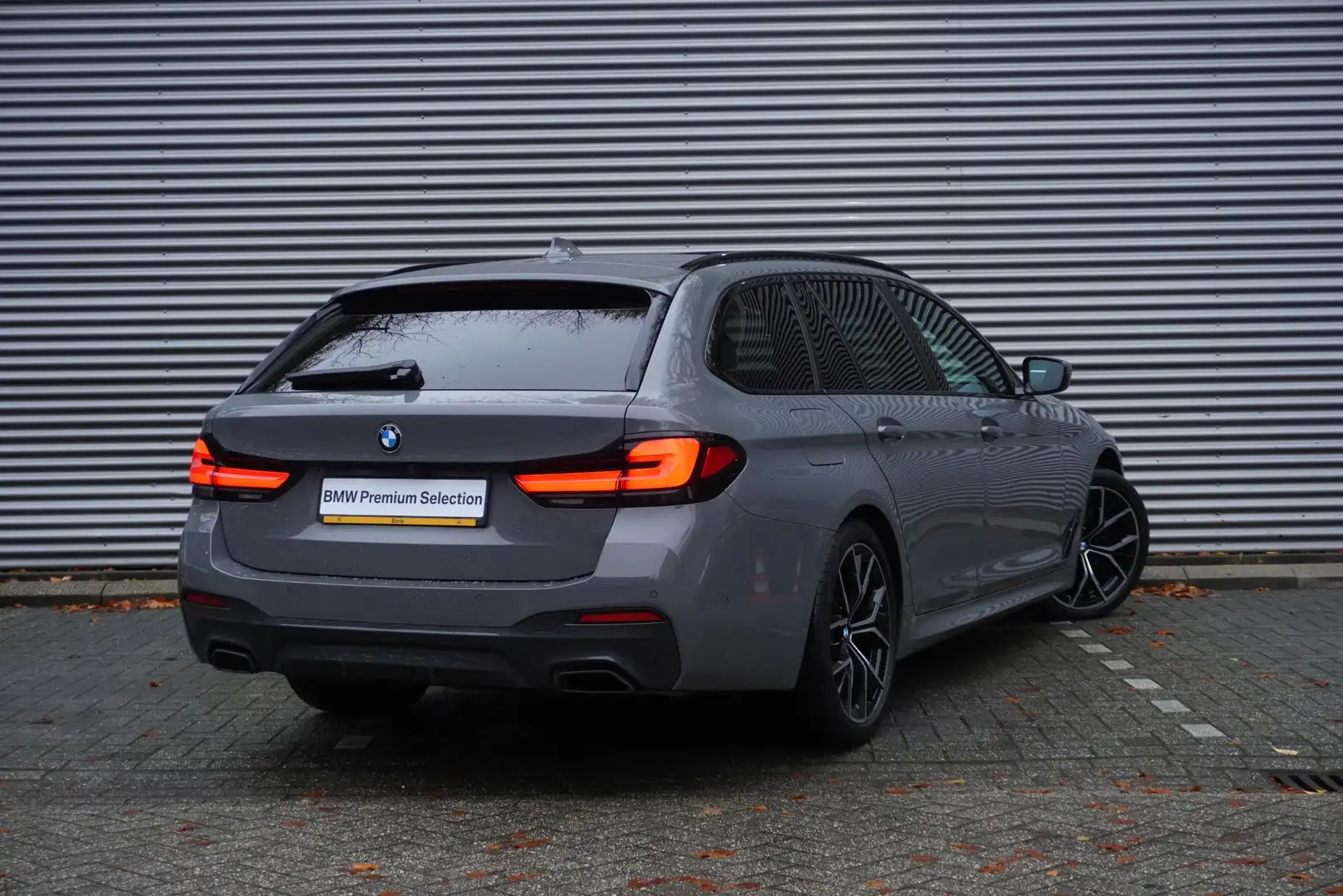 BMW 540 5 Serie Touring 540i xDrive M Sportpakket | Trekha Grijs - 2