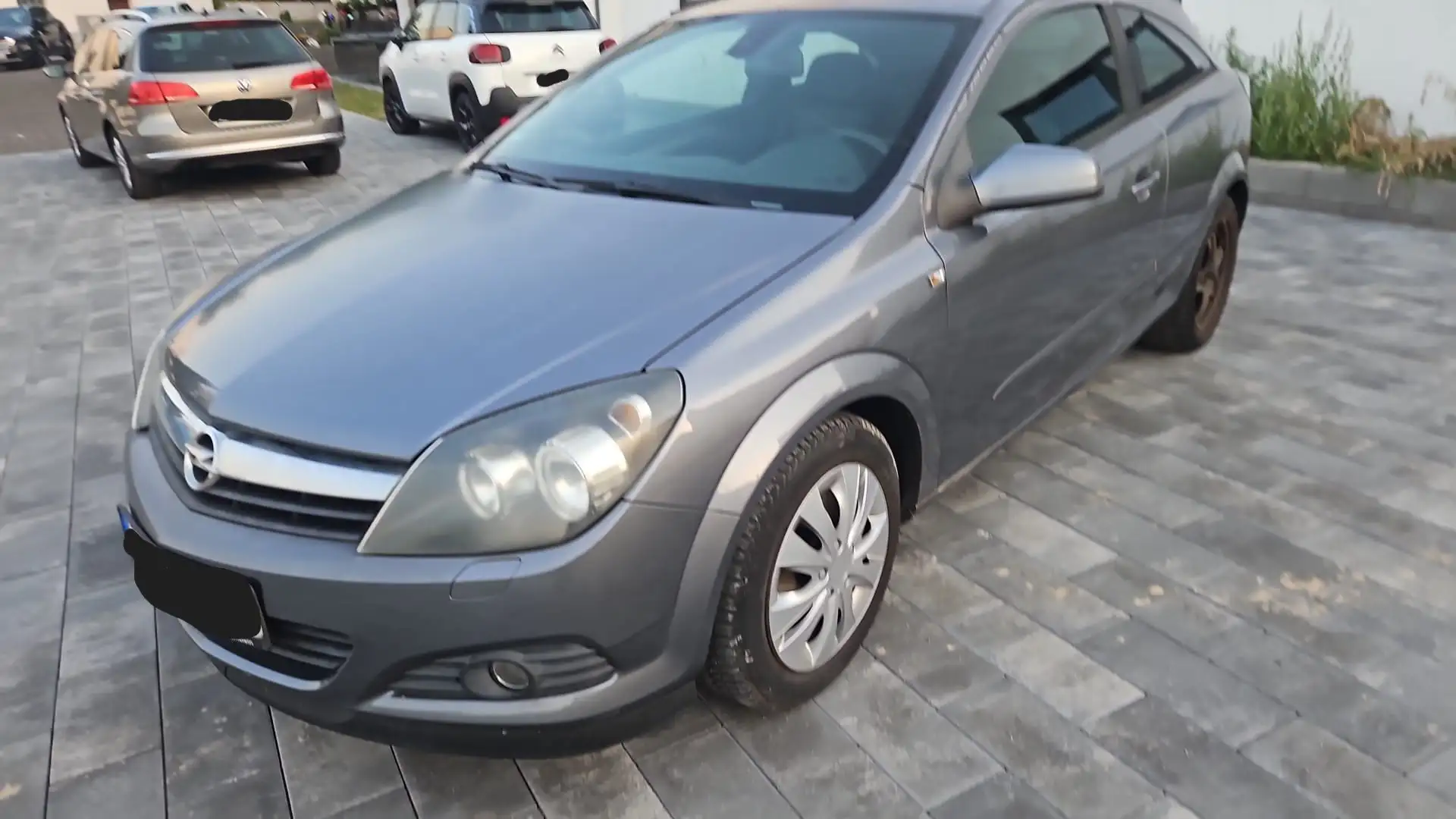 Opel Astra GTC 1.9 CDTI DPF Cosmo Grau - 2