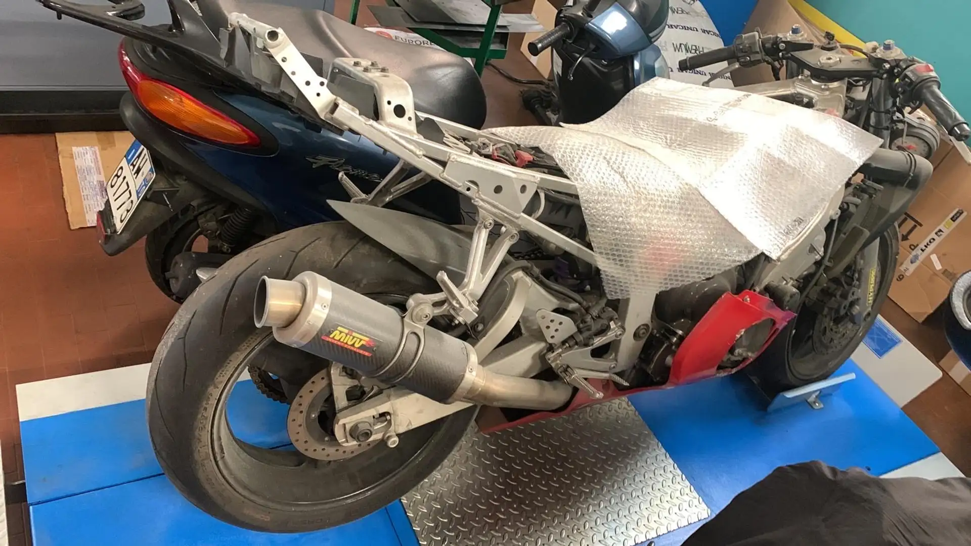 Yamaha YZF-R6 Incidentata Ottima per ricambi o restauro - 1