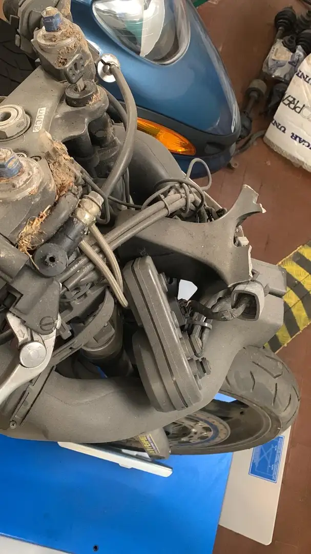 Yamaha YZF-R6 Incidentata Ottima per ricambi o restauro - 2