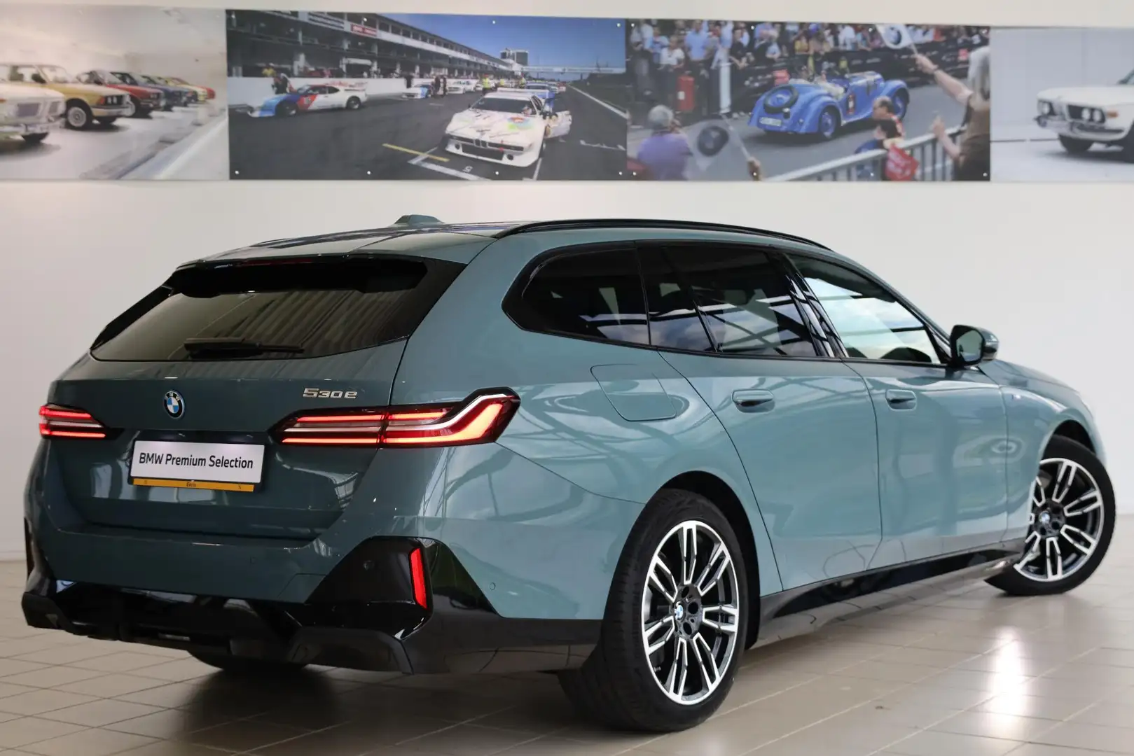 BMW 530 5 Serie Touring 530e | M Sport | Panorama Dak | Dr Groen - 2