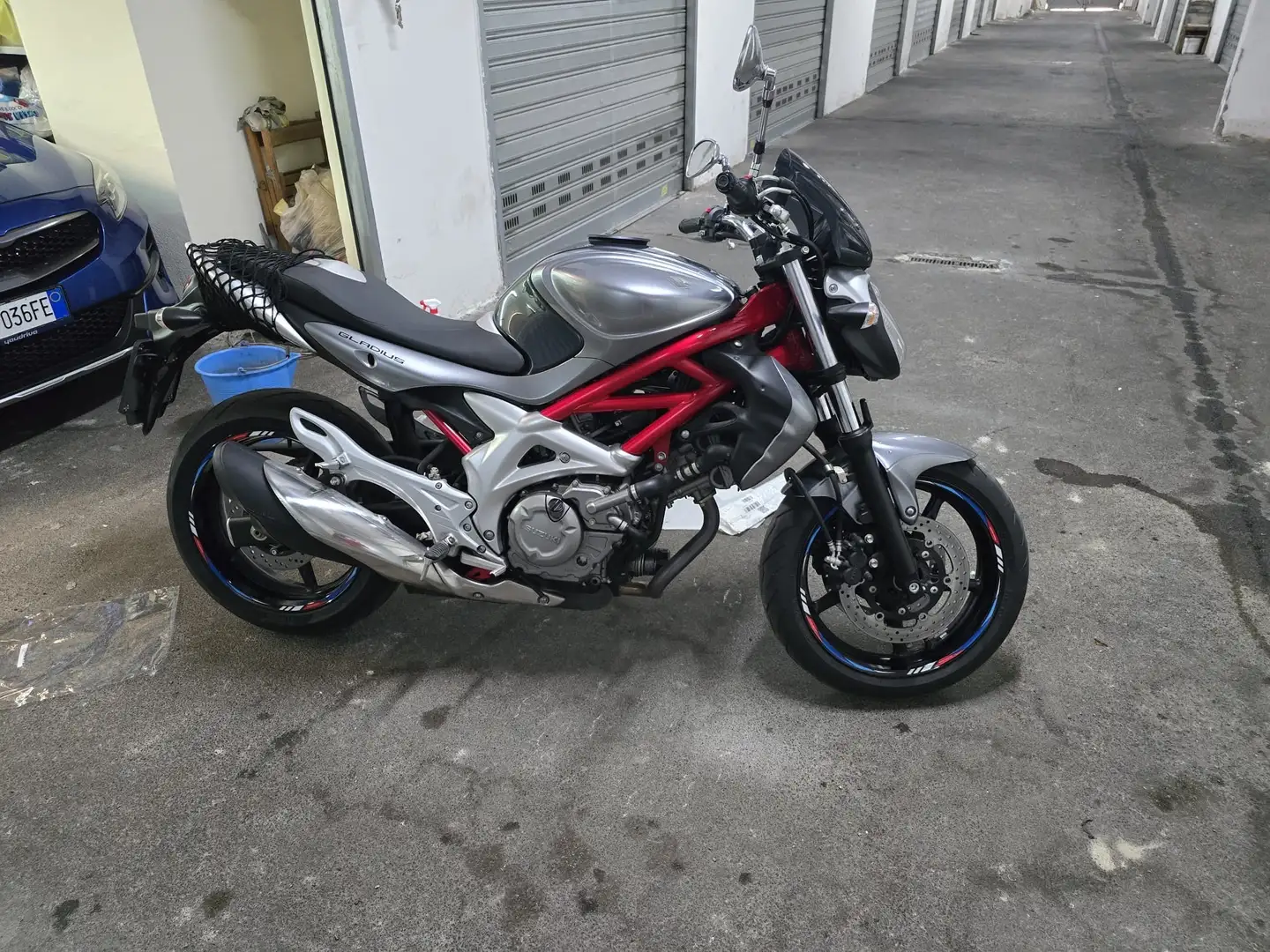 Suzuki Gladius 650 Grijs - 1