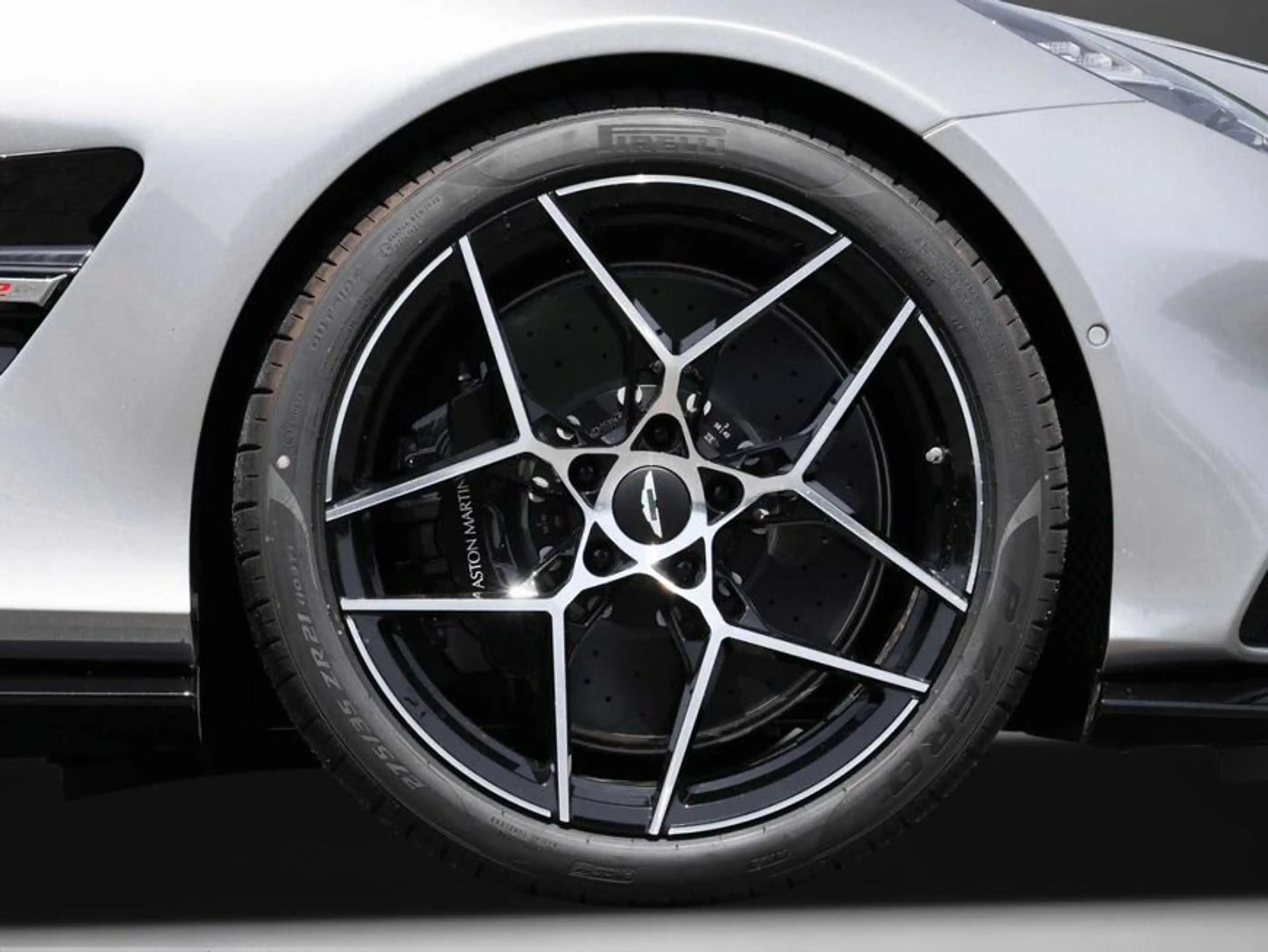 Aston Martin Vanquish Volante — photo 11
