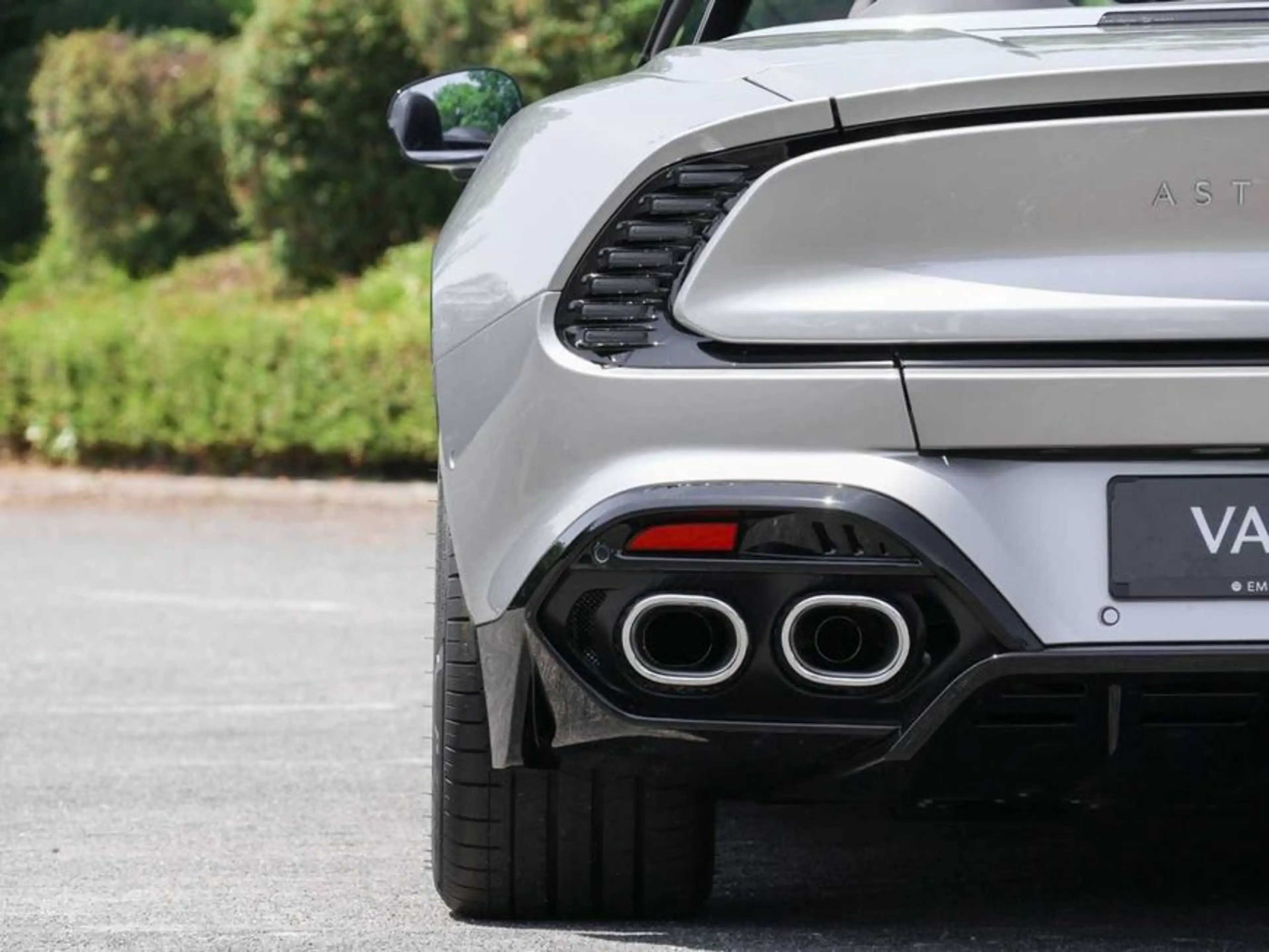 Aston Martin Vanquish Volante — photo 9