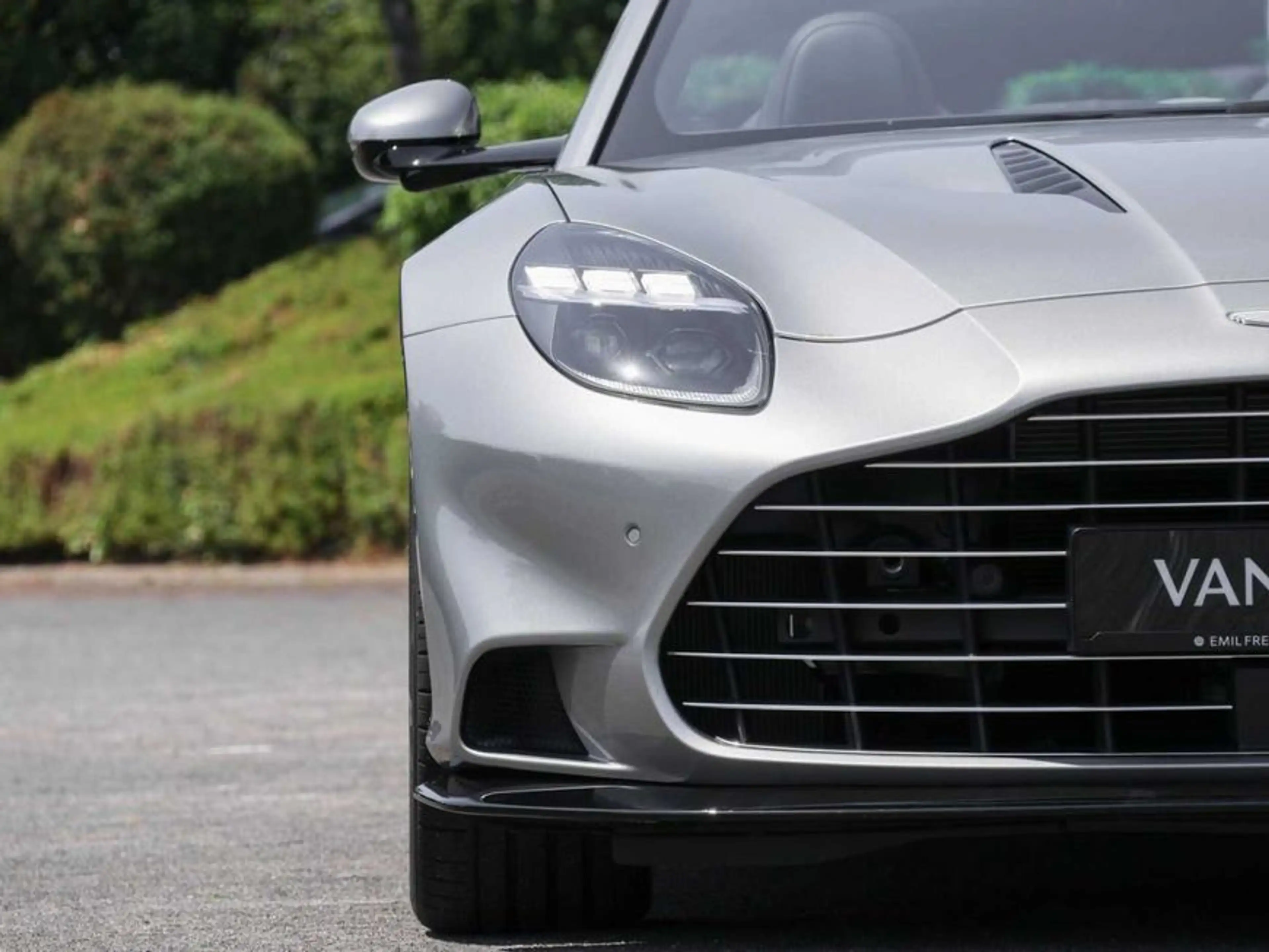 Aston Martin Vanquish Volante — photo 8