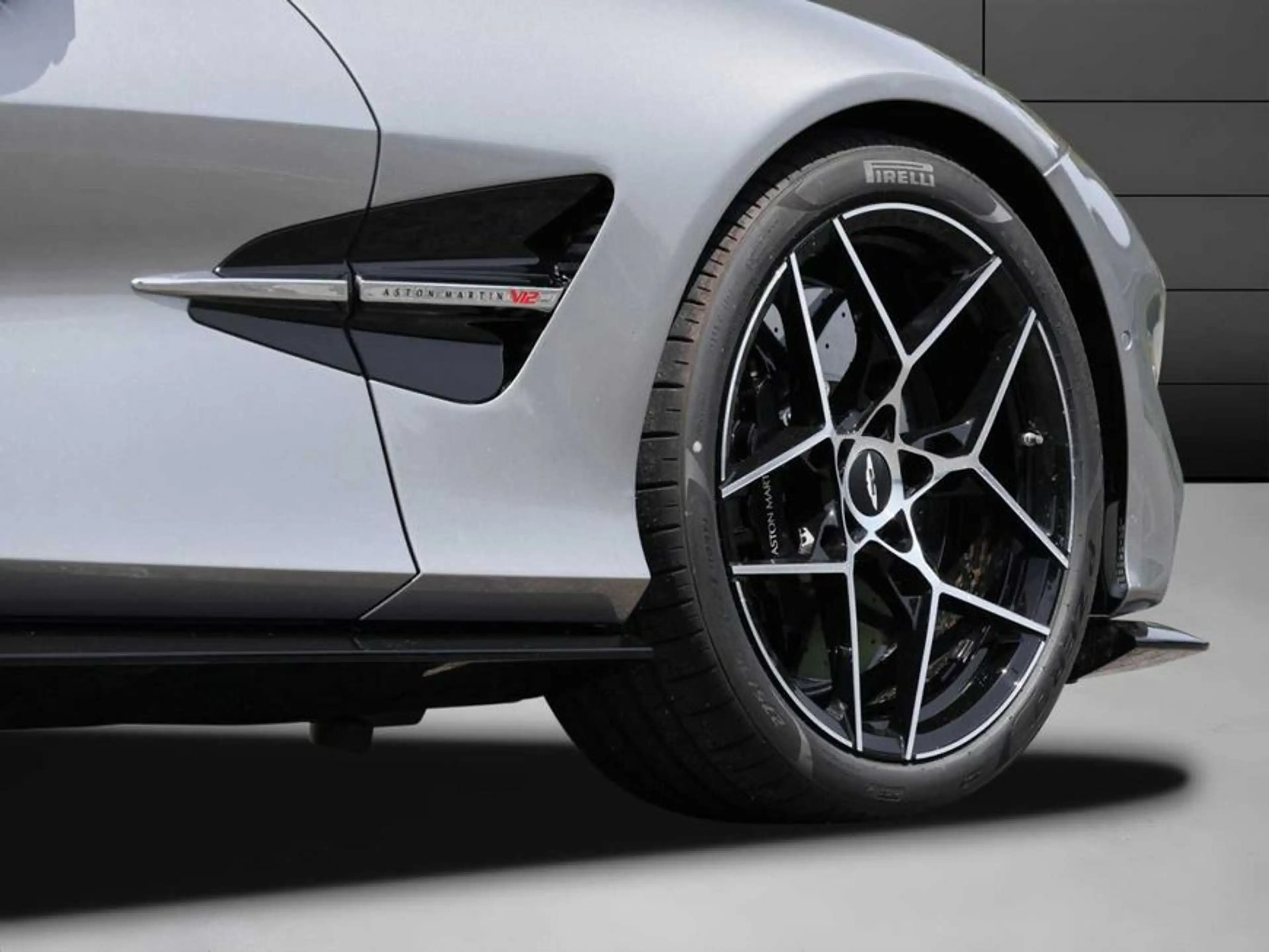 Aston Martin Vanquish Volante — photo 12