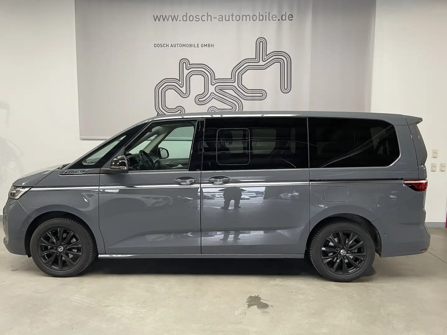Volkswagen T7 Kastenwagen Multivan Style lang LÜ/IQLight/PANO/AHK/LEDER Gri - 1