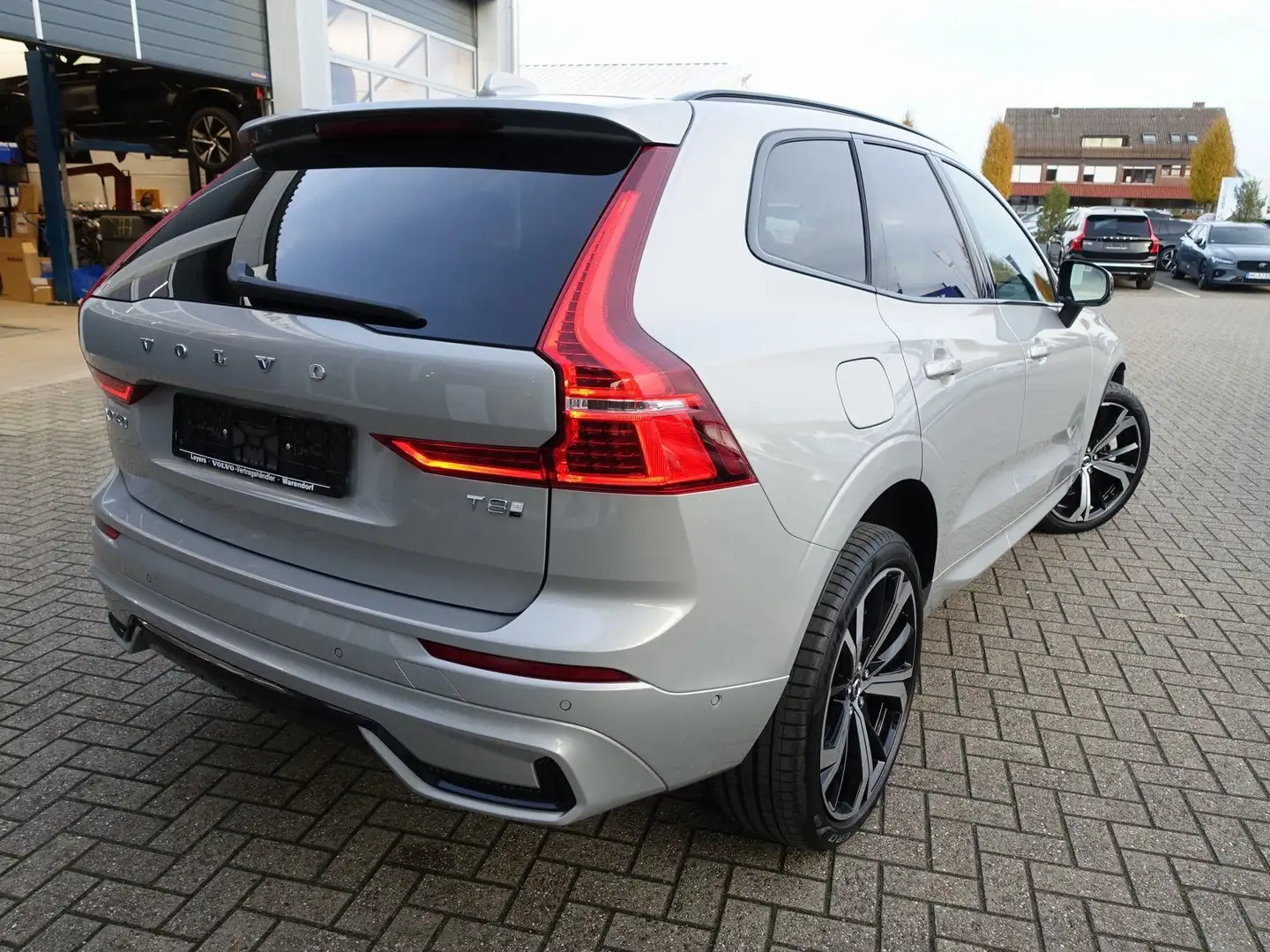 Volvo XC60 Ultra T8 AWD/Massage/B&W/FourC/AHK/360°/BLS Silber - 2