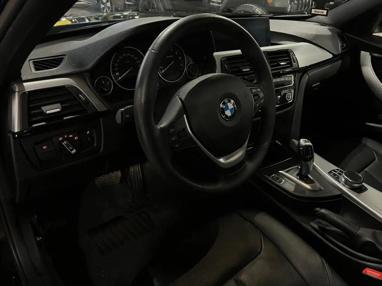 BMW 3 Series снимка BMW 3 Series