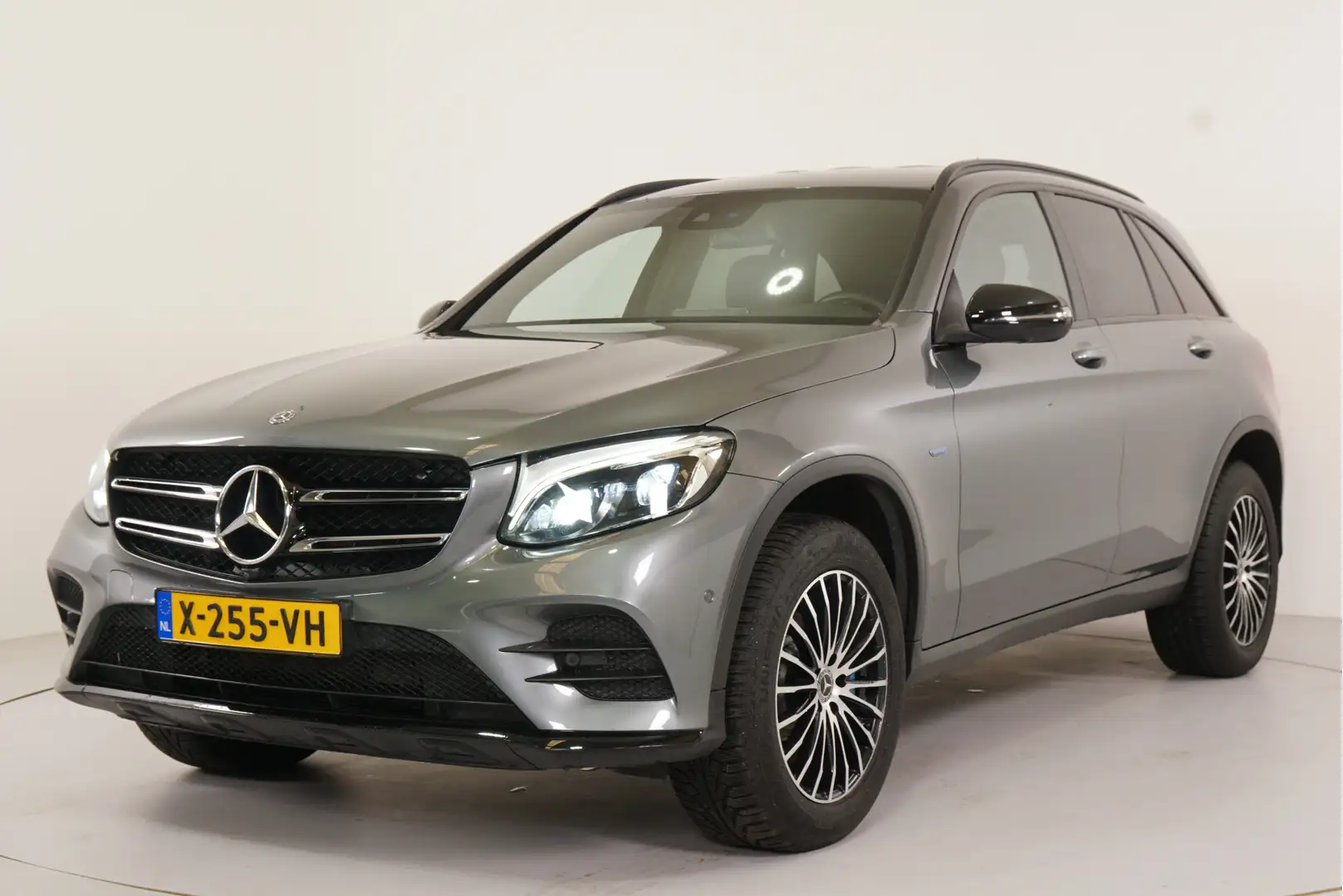Mercedes-Benz GLC 350 350e 4MATIC PHEV AMG Line | Night Edition | Trekha Grijs - 2