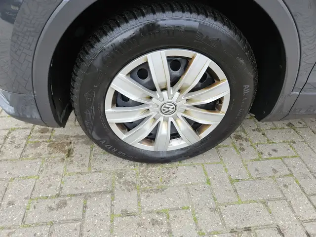 Volkswagen Tiguan view 4