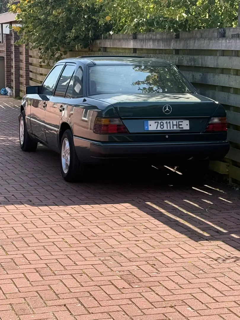 Mercedes-Benz 200 - 1