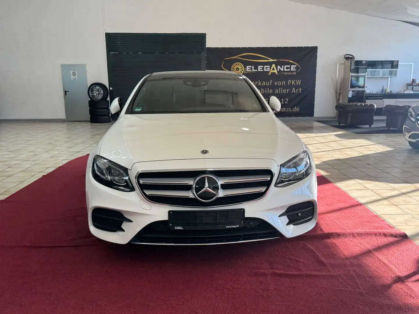 Mercedes-Benz E 220 d 4Matic AMG LINE Panorama /digital/Standh Weiß - 2