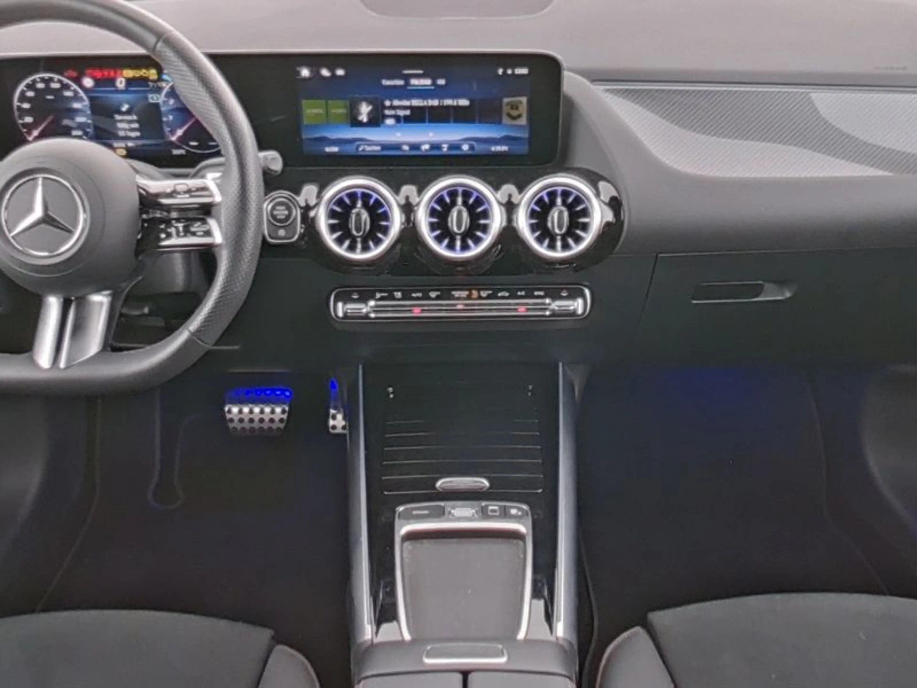 Mercedes-Benz GLA 220 4M AMG-Sport/Pano/MLB/Night/Dist/360/HUD — photo 8