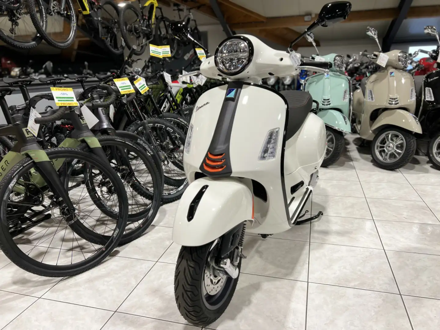 Vespa GTS Super Sport 125 Blanc Wit - 2