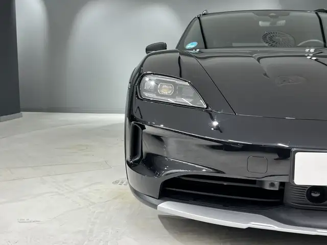 Porsche Taycan view 13