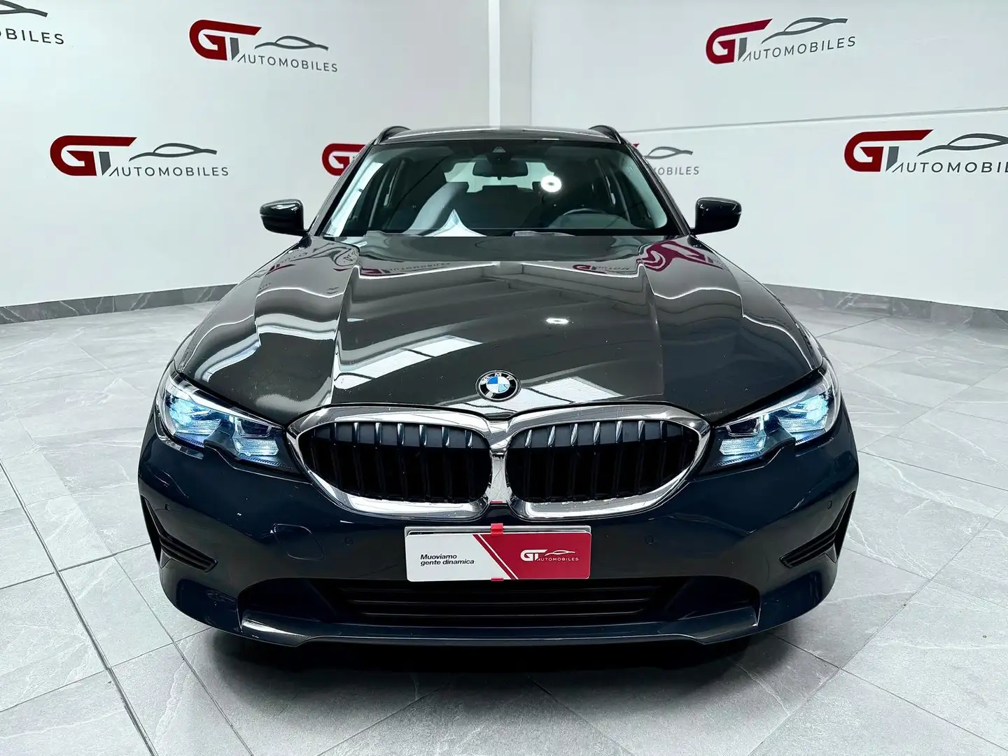 BMW 320 Serie 3 Touring 320d Touring xdrive Business auto Grigio - 2